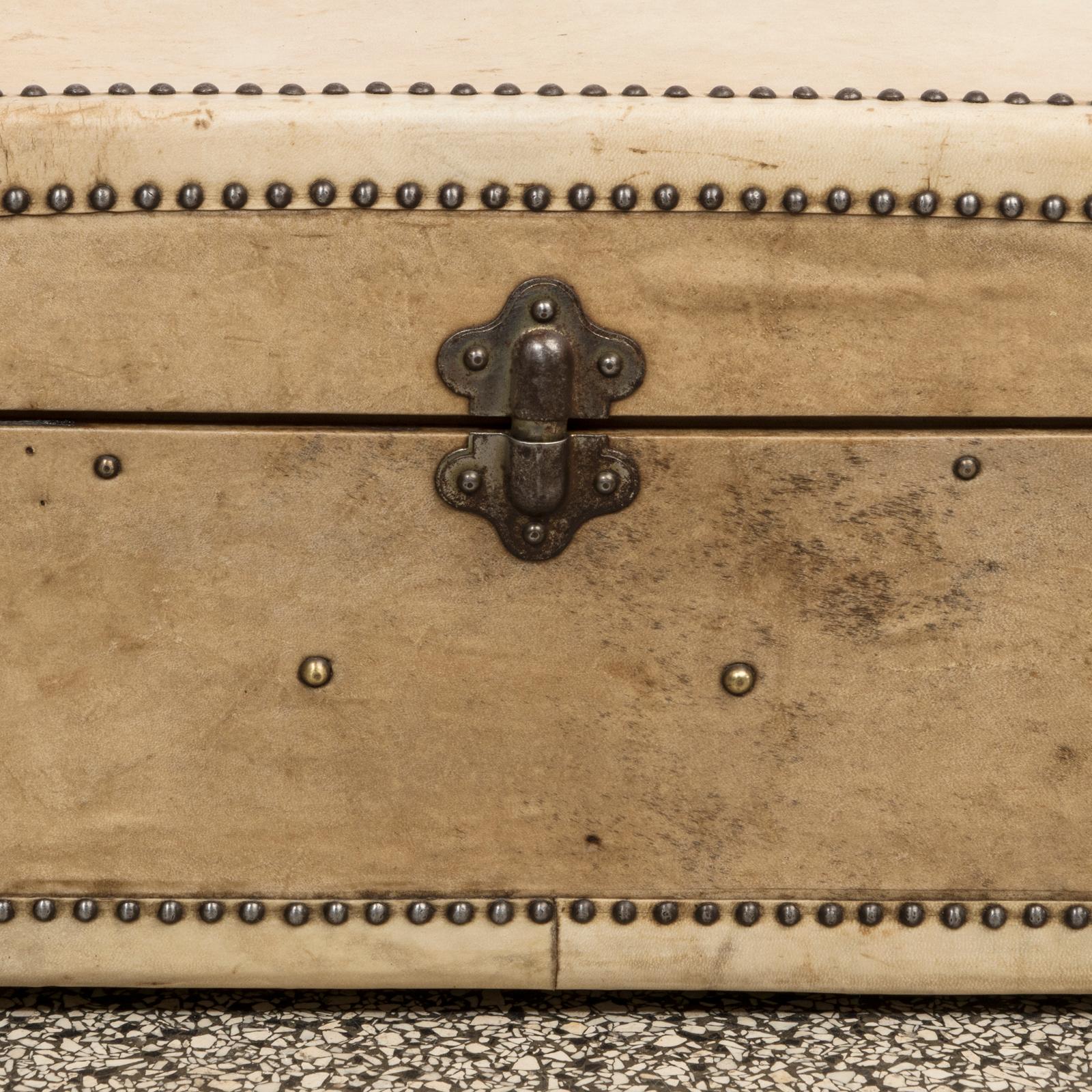 Vintage Französisch Creme Leder oder Vellum Lavoët Würfel geformt Koffer oder Valise (Messing) im Angebot