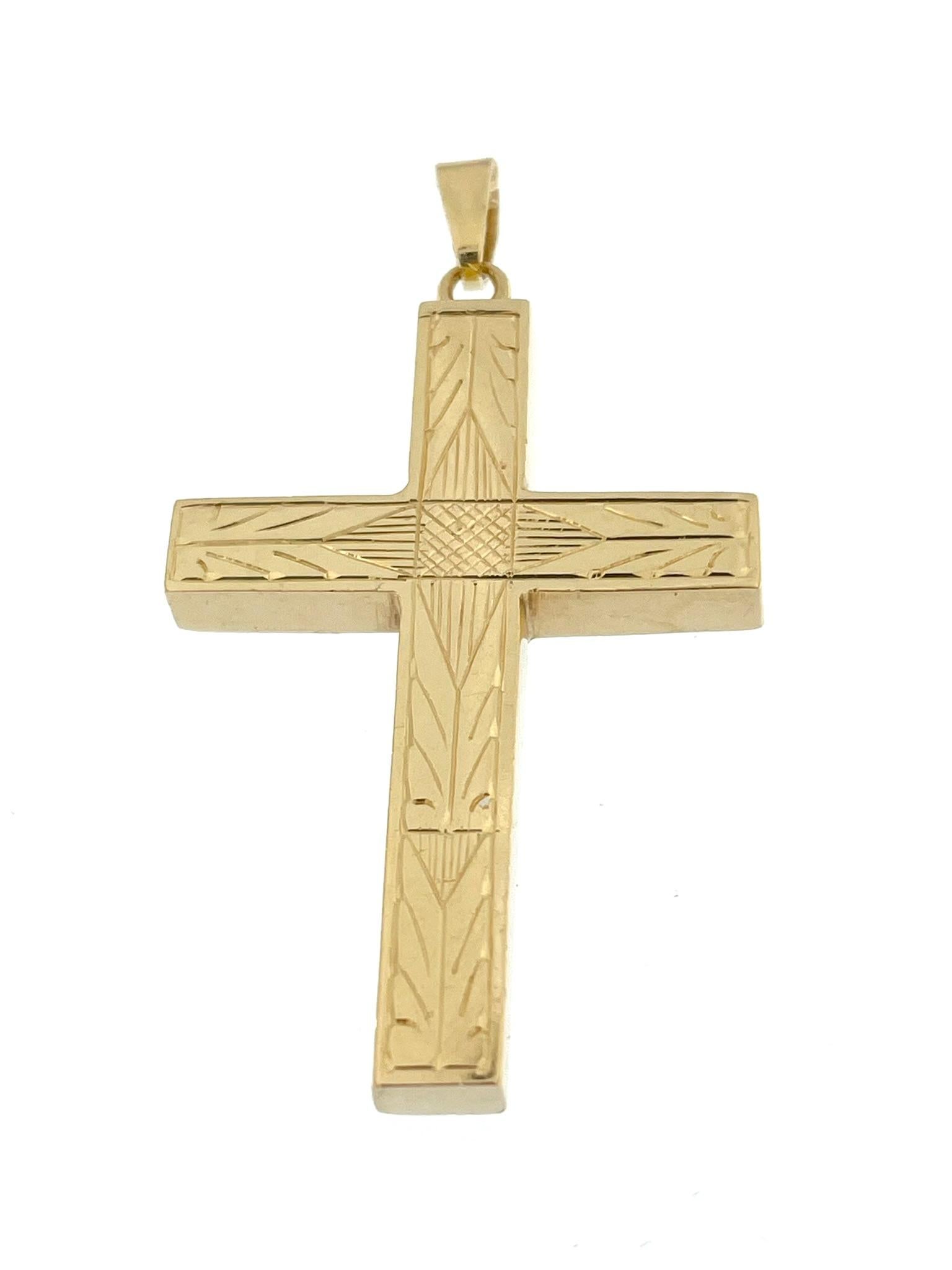 La croix française Vintage en or jaune 18 carats est une pièce distinctive et élégante qui se caractérise par son design unique et sa fabrication artisanale. L'utilisation d'or jaune 18 carats de haute qualité confère à la croix une qualité riche et