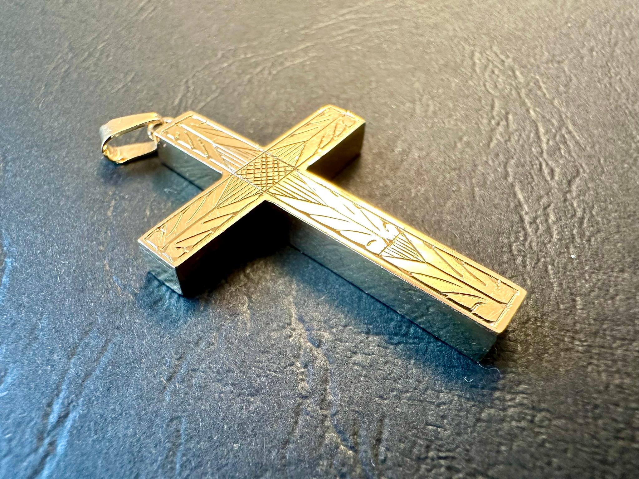 Women's or Men's Vintage French Cross 18 karat Yellow Gold with Geometric Patterns For Sale