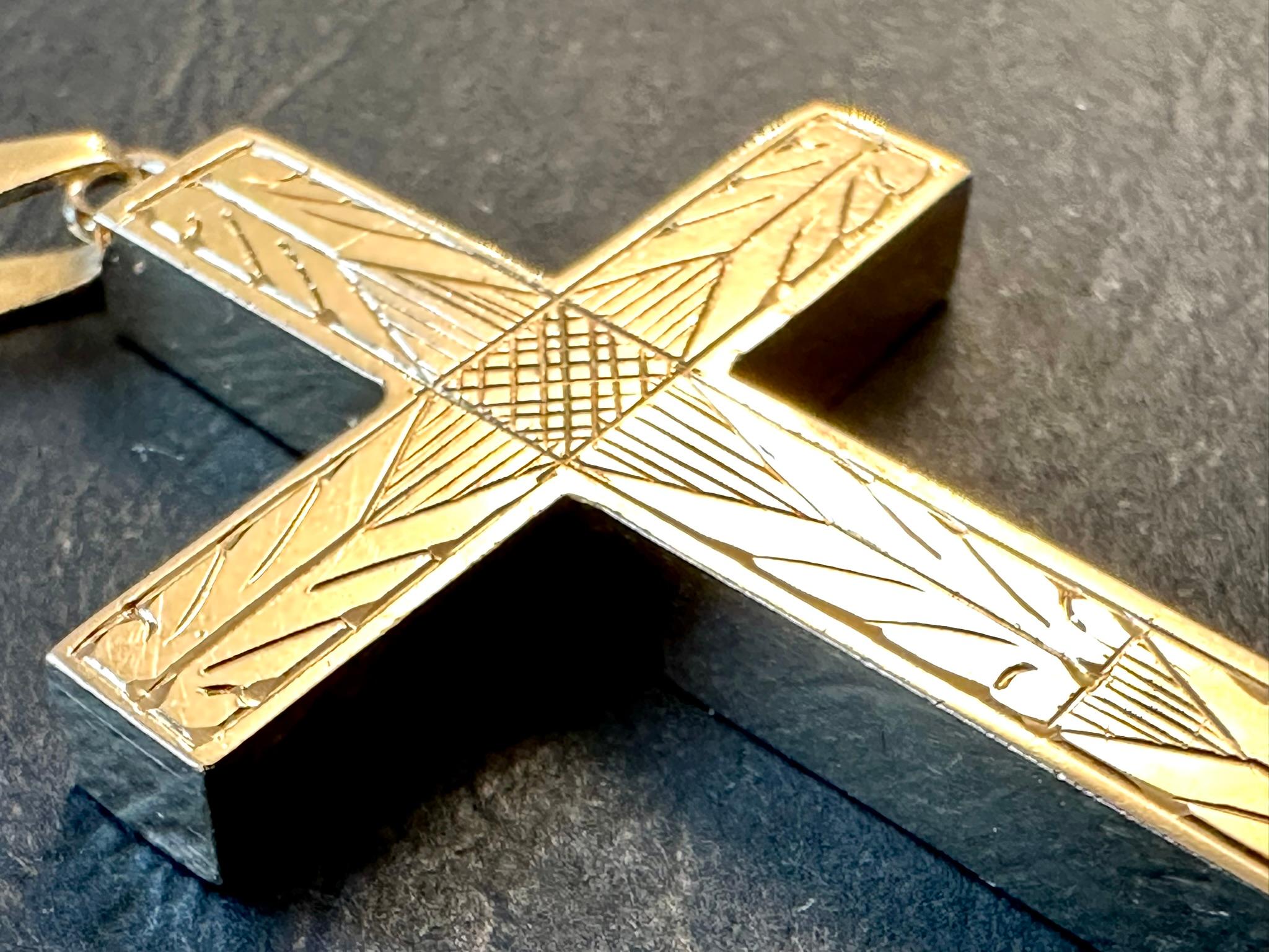 Croix française vintage en or jaune 18 carats avec motifs géométriques en vente 1