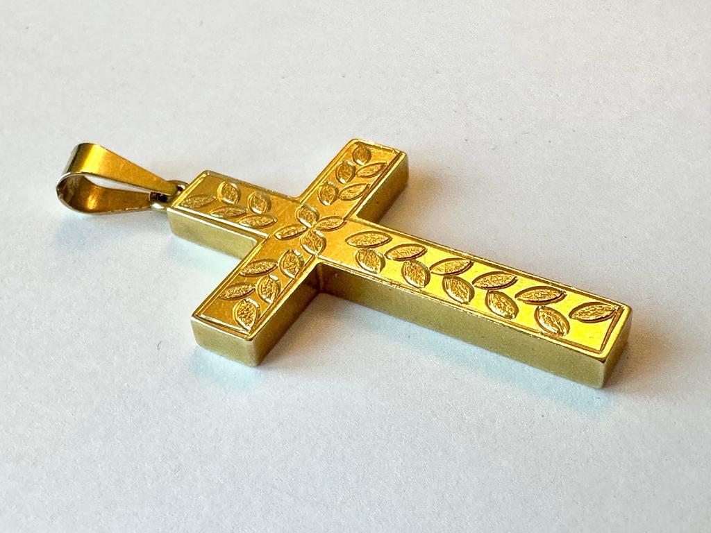 Beautiful french cross in 18kt yellow gold manufactured during the 90s. Starting from the 80s the cross becomes an object of expression and transgression in fashion, music and art in general.
This vintage french cross is carved with leaf shapes to
