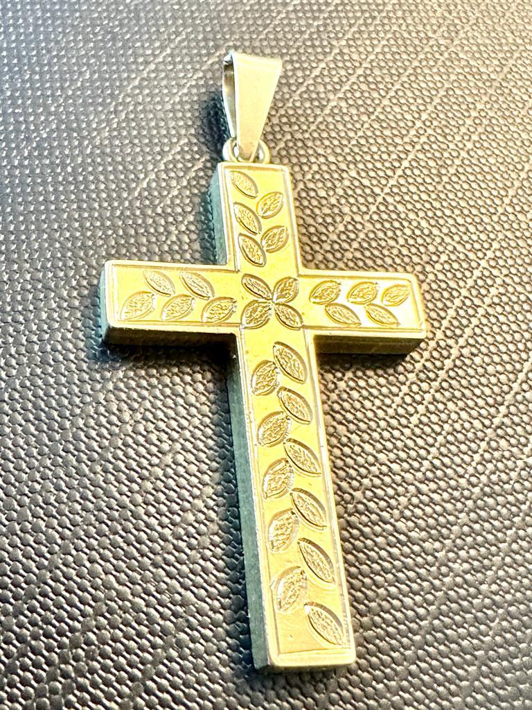 Vintage French Cross 18 Karat Yellow Gold with Leaves Motifs In Good Condition For Sale In Esch-Sur-Alzette, LU