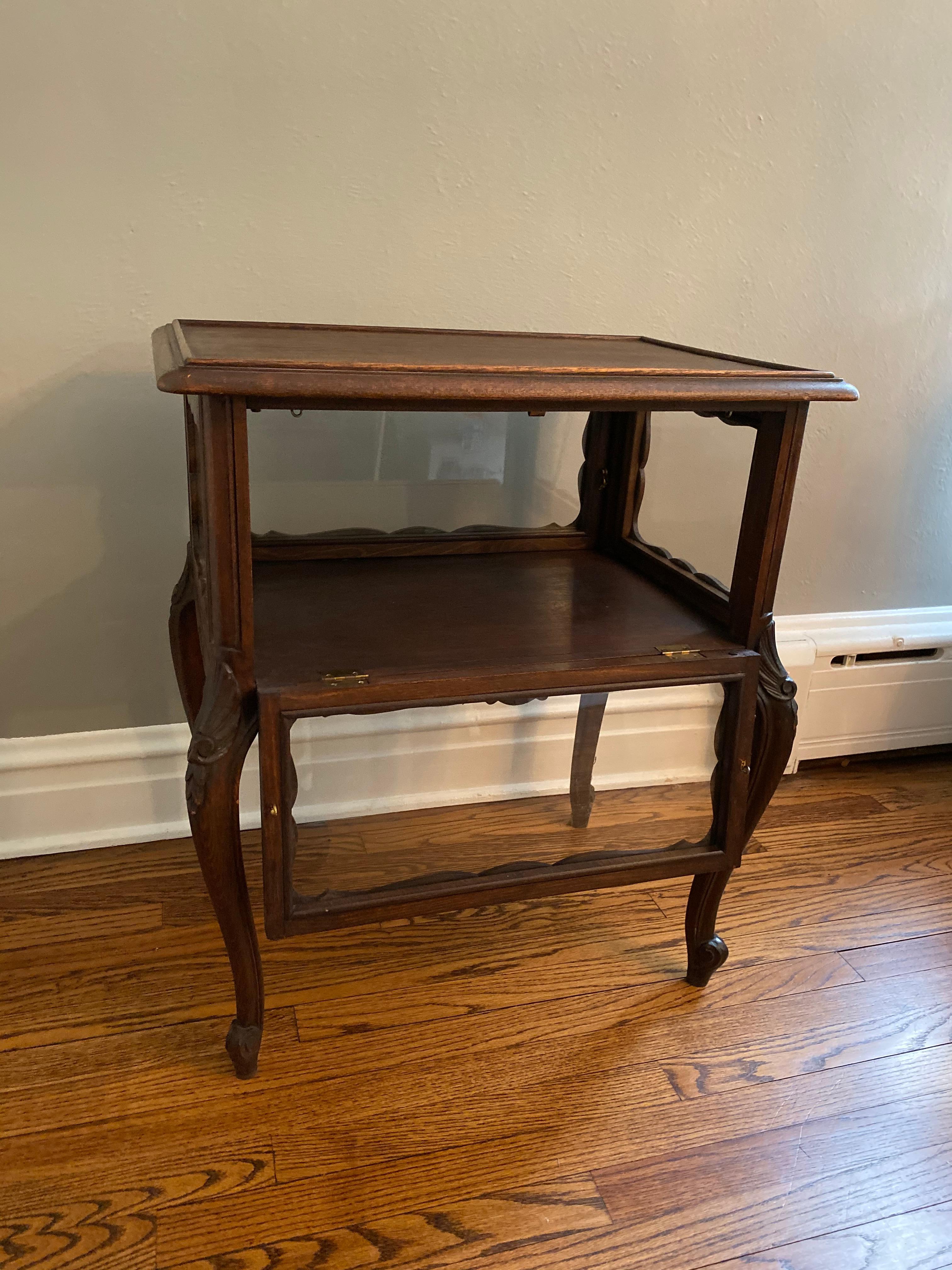 Vintage French Curio Table, Dumbwaiter and Butler Tray / Bar Cart In Good Condition For Sale In Chicago, IL