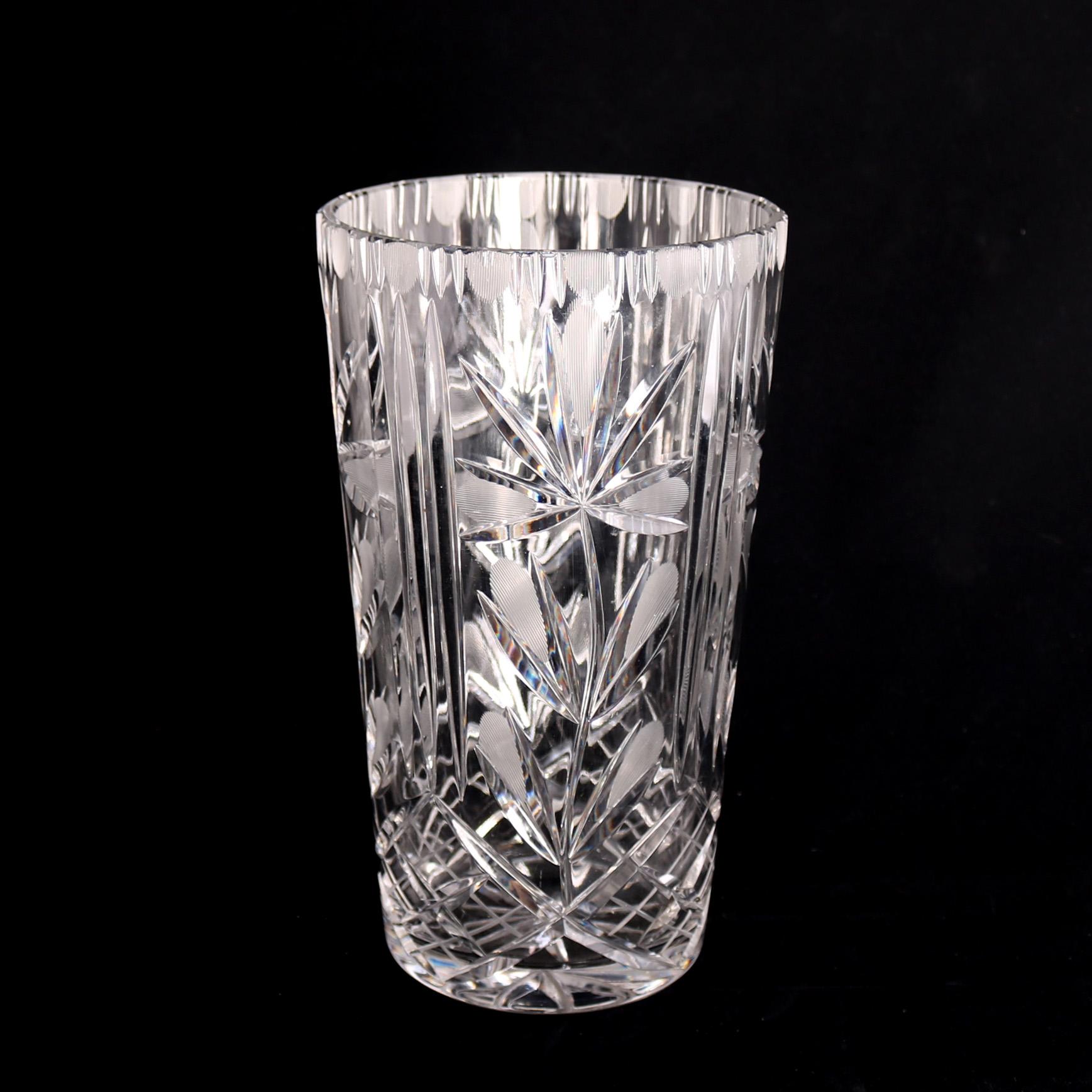 A vintage French cut crystal vase offer slightly flared form with floral, star and foliate design in the manner of Lalique, 20th century

Measures: 10.5