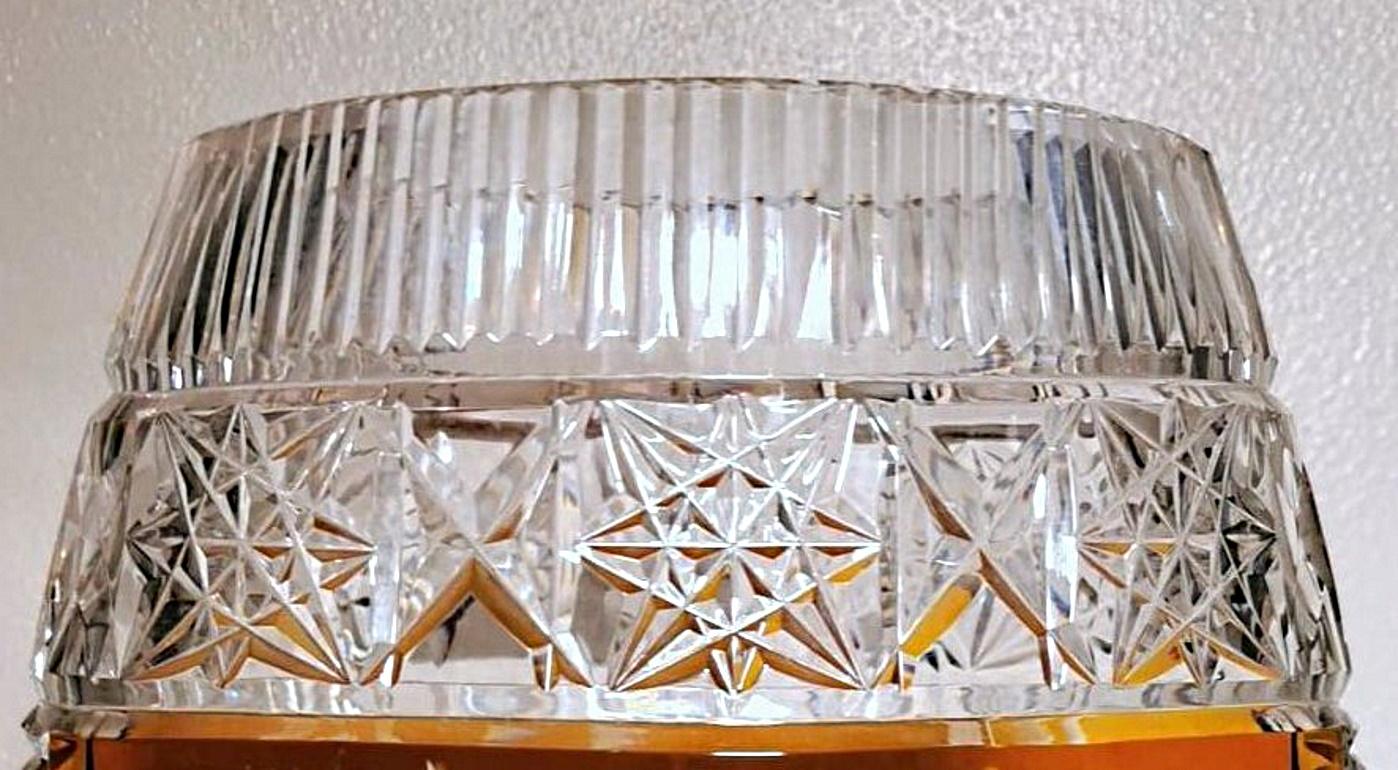 Vase vintage en cristal taillé français coloré et sur fond en vente 4