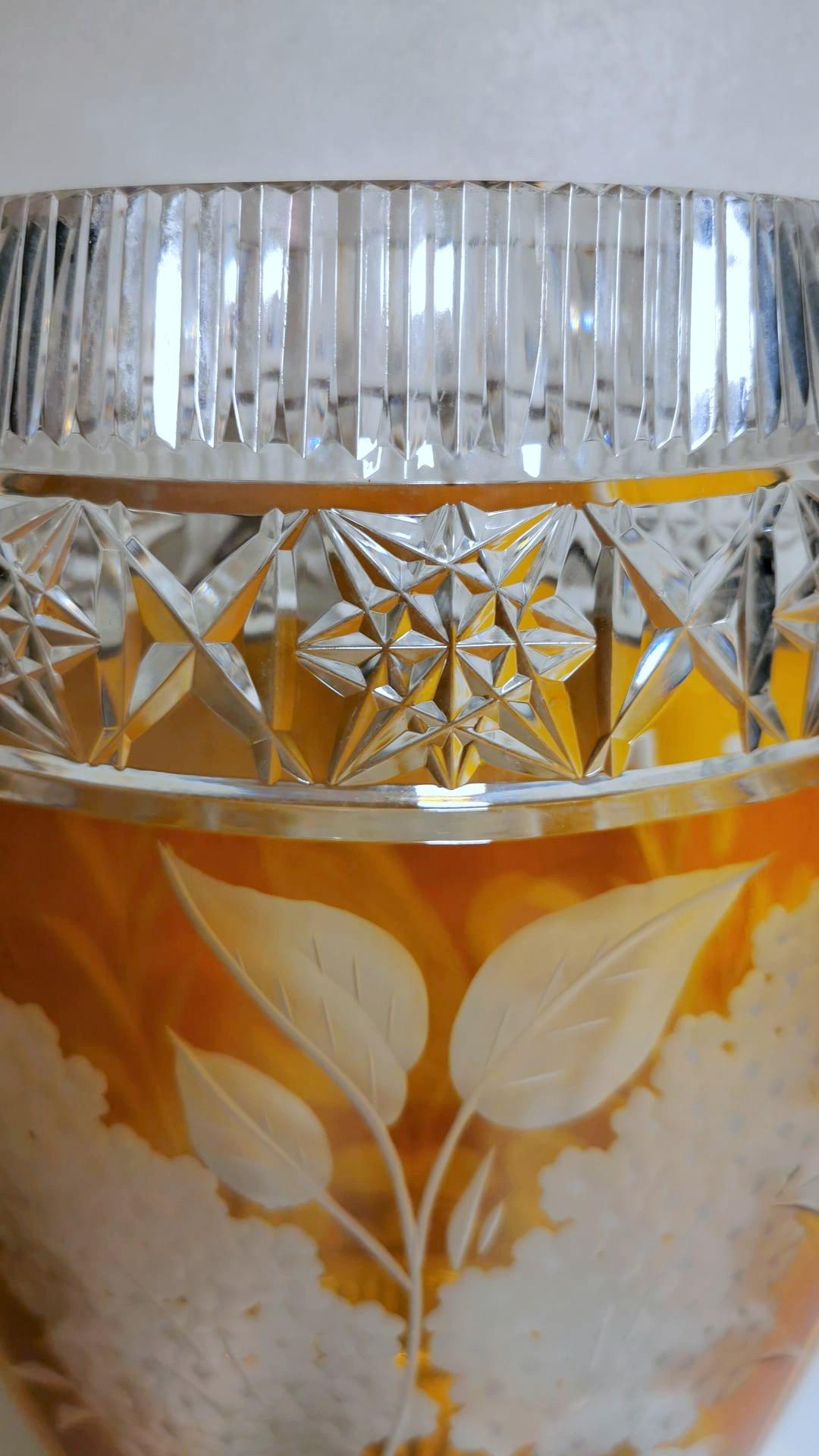 Vase vintage en cristal taillé français coloré et sur fond en vente 5