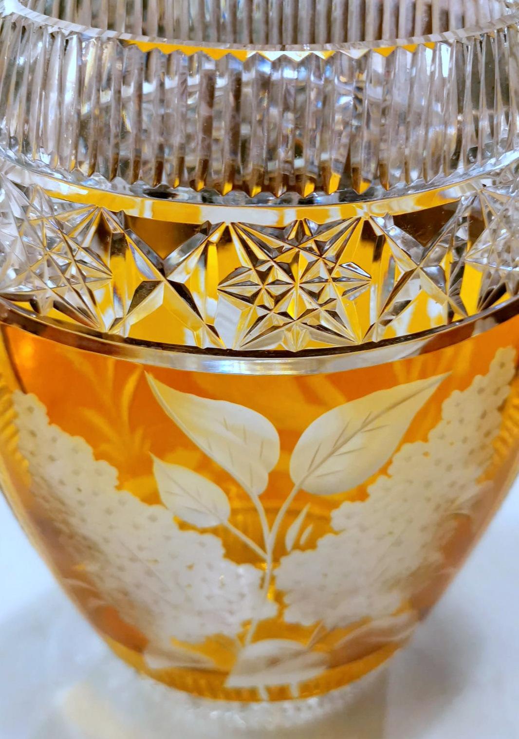 Vase vintage en cristal taillé français coloré et sur fond en vente 6