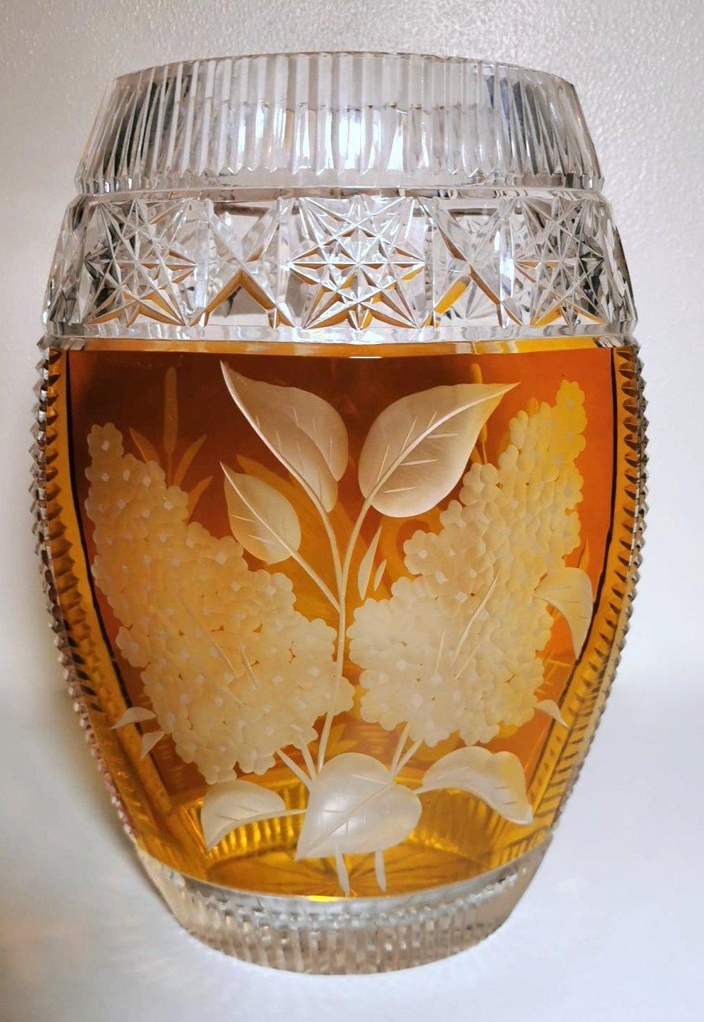 Baroque Vase vintage en cristal taillé français coloré et sur fond en vente