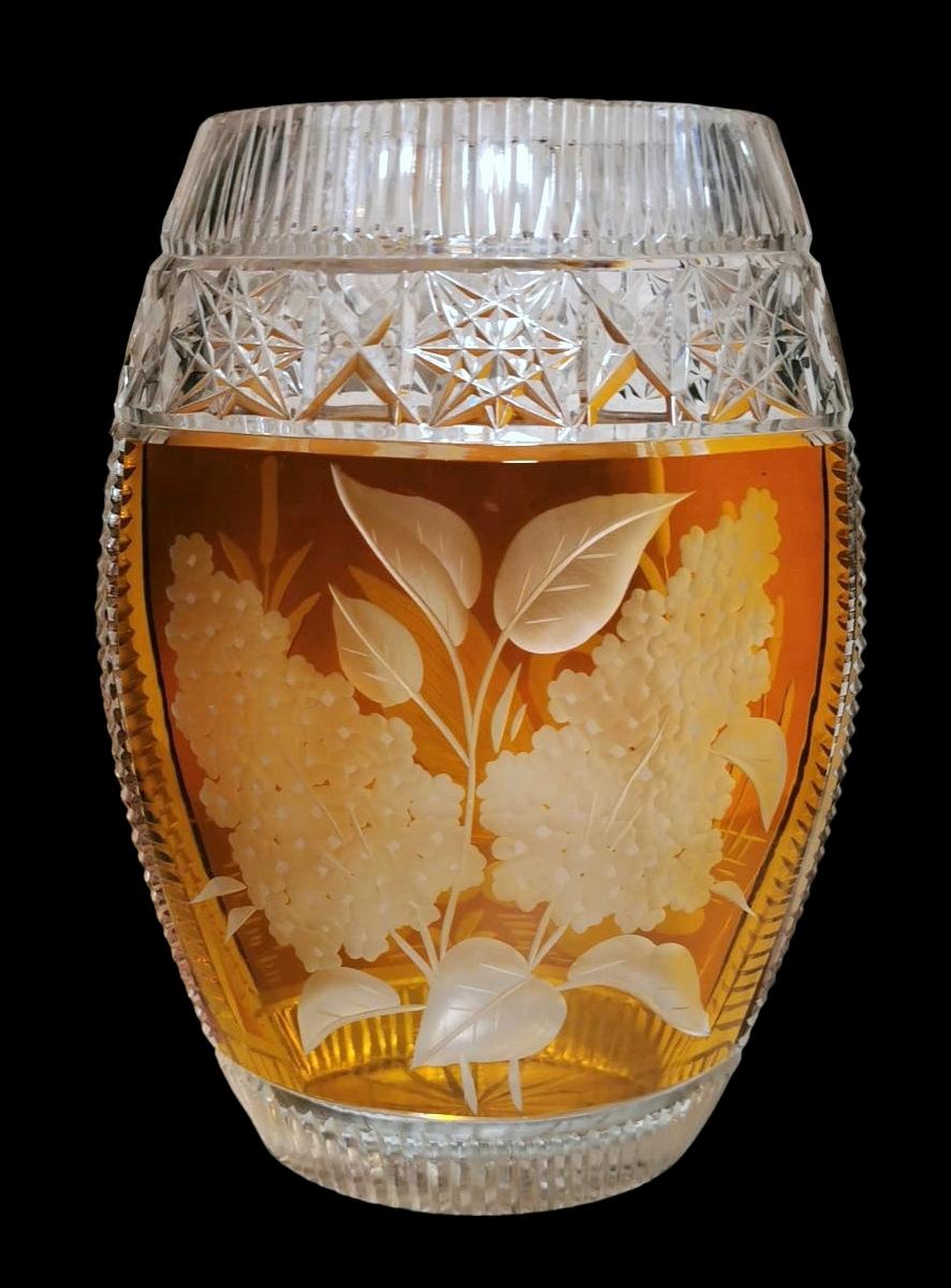 Französische Vintage-Vase aus geschliffenem Kristall, farbig und mit Grund (Handgefertigt) im Angebot