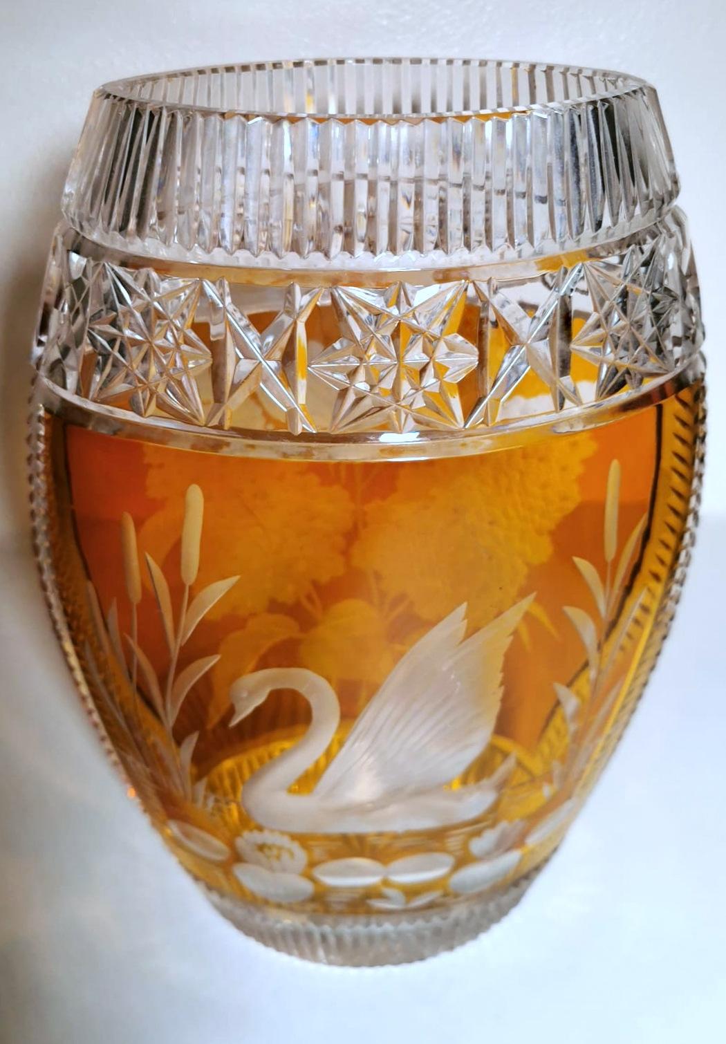 Fait main Vase vintage en cristal taillé français coloré et sur fond en vente