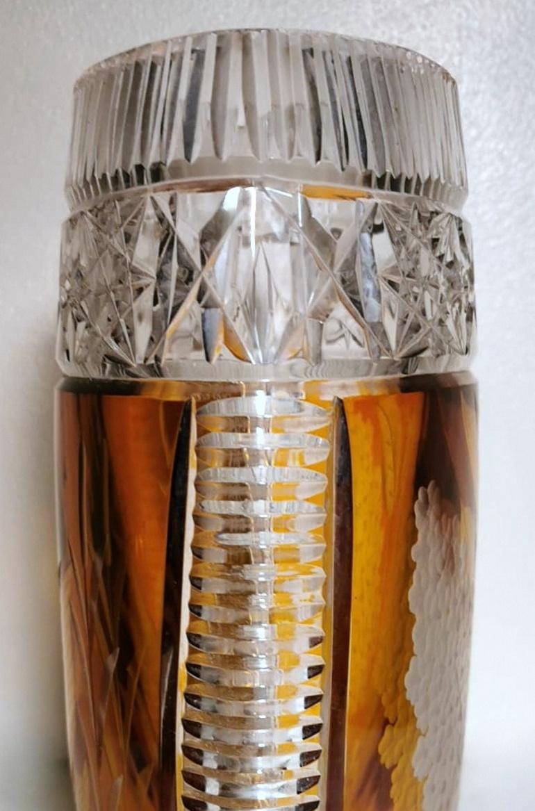 Cristal Vase vintage en cristal taillé français coloré et sur fond en vente