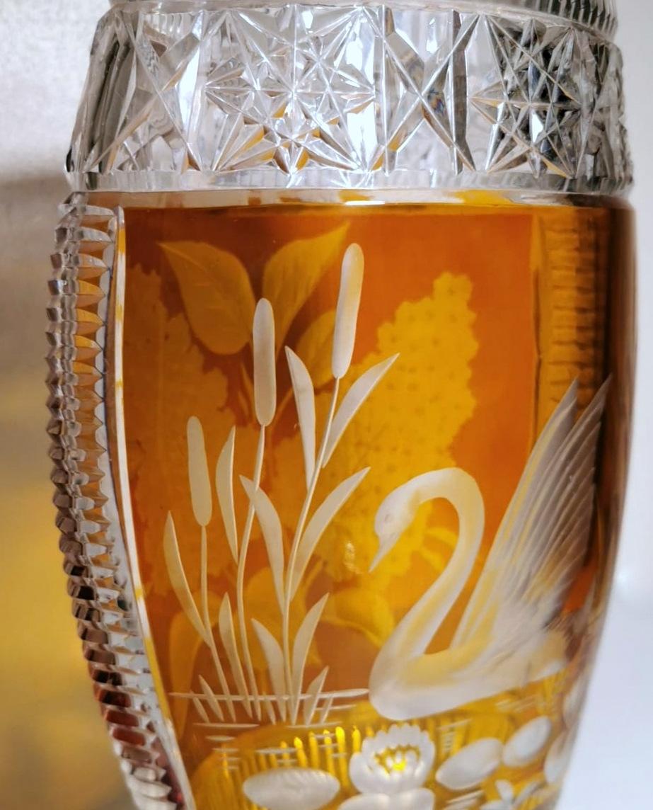Vase vintage en cristal taillé français coloré et sur fond en vente 1