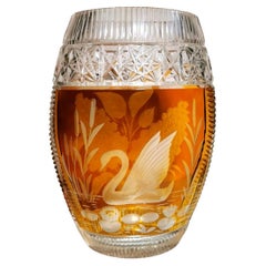 Vase vintage en cristal taillé français coloré et sur fond