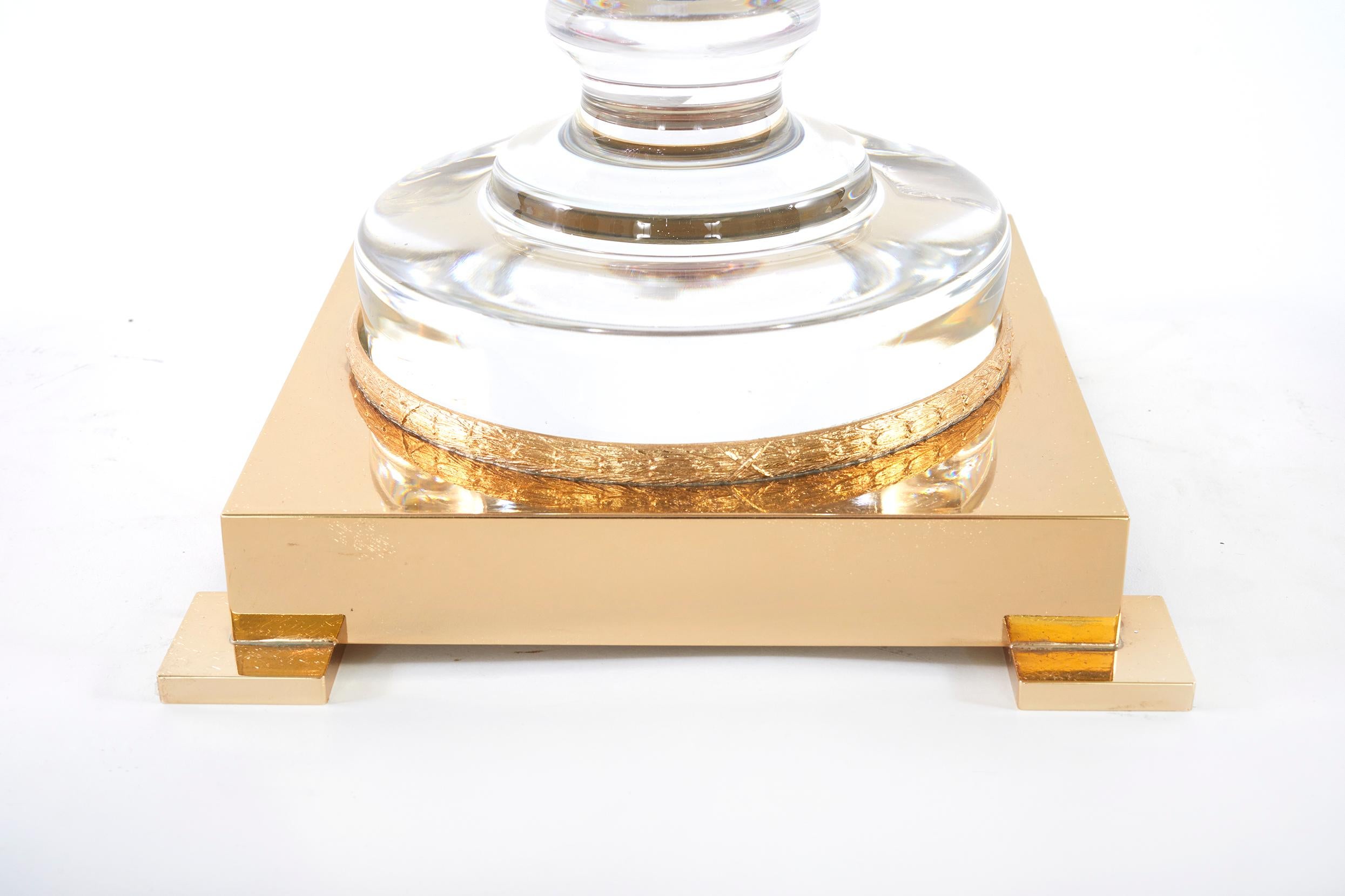 Caverna per whisky in cristallo tagliato francese della fine del XX secolo con coperchio a cerniera, set di bicchieri da whisky rimovibili e decanter quadrato in stile art déco. La grotta dei liquori è in ottime condizioni. Usura minore. La placca