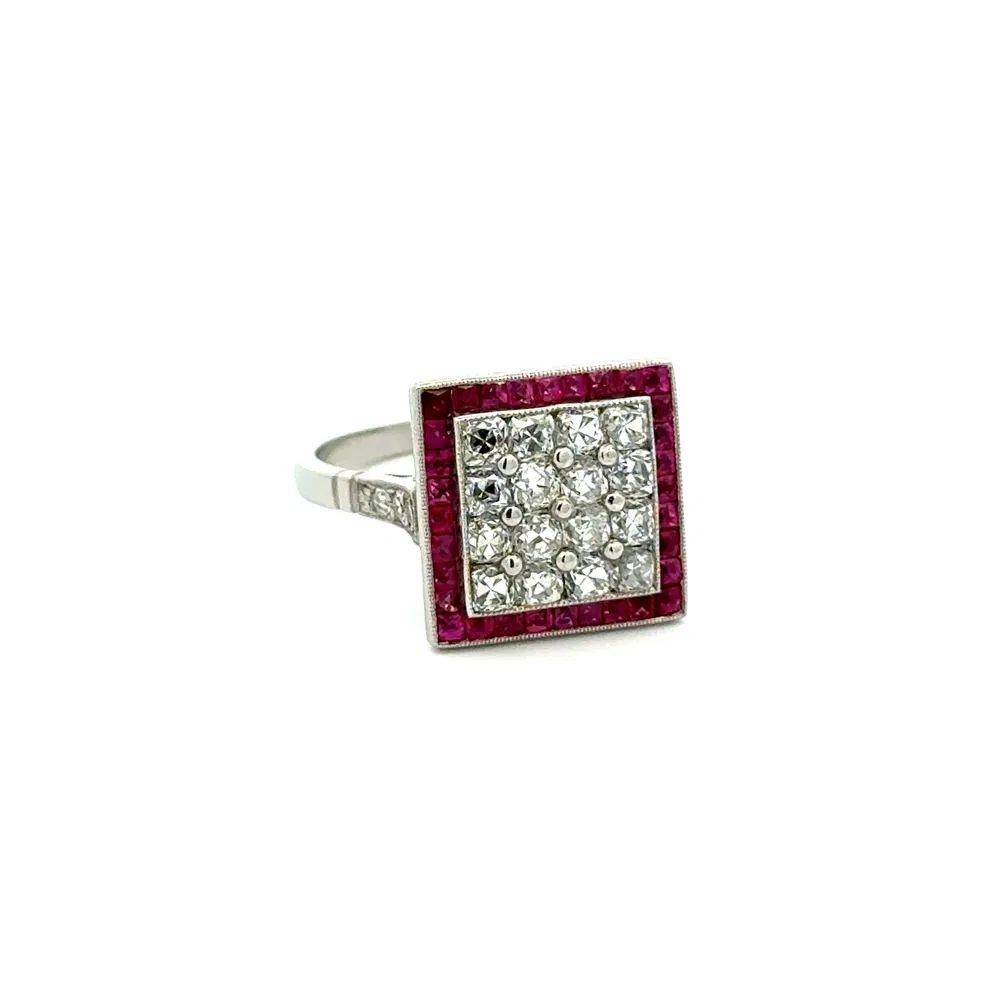Einfach schön! Fein detaillierter klassischer Rubin- und Diamant-Cocktailring aus Platin. Sicher von Hand gefasst mit roten Rubinen, mit einem Gewicht von ca. 1,40 tcw und Diamanten im französischen Schliff, ca. 1,90 tcw. Die handgefertigte