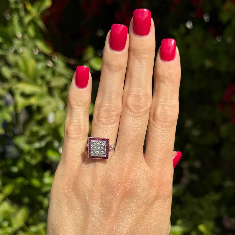 Platin-Statement-Ring aus Platin mit Diamanten im französischen Schliff und rotem Rubin im quadratischen Design (Modernistisch) im Angebot