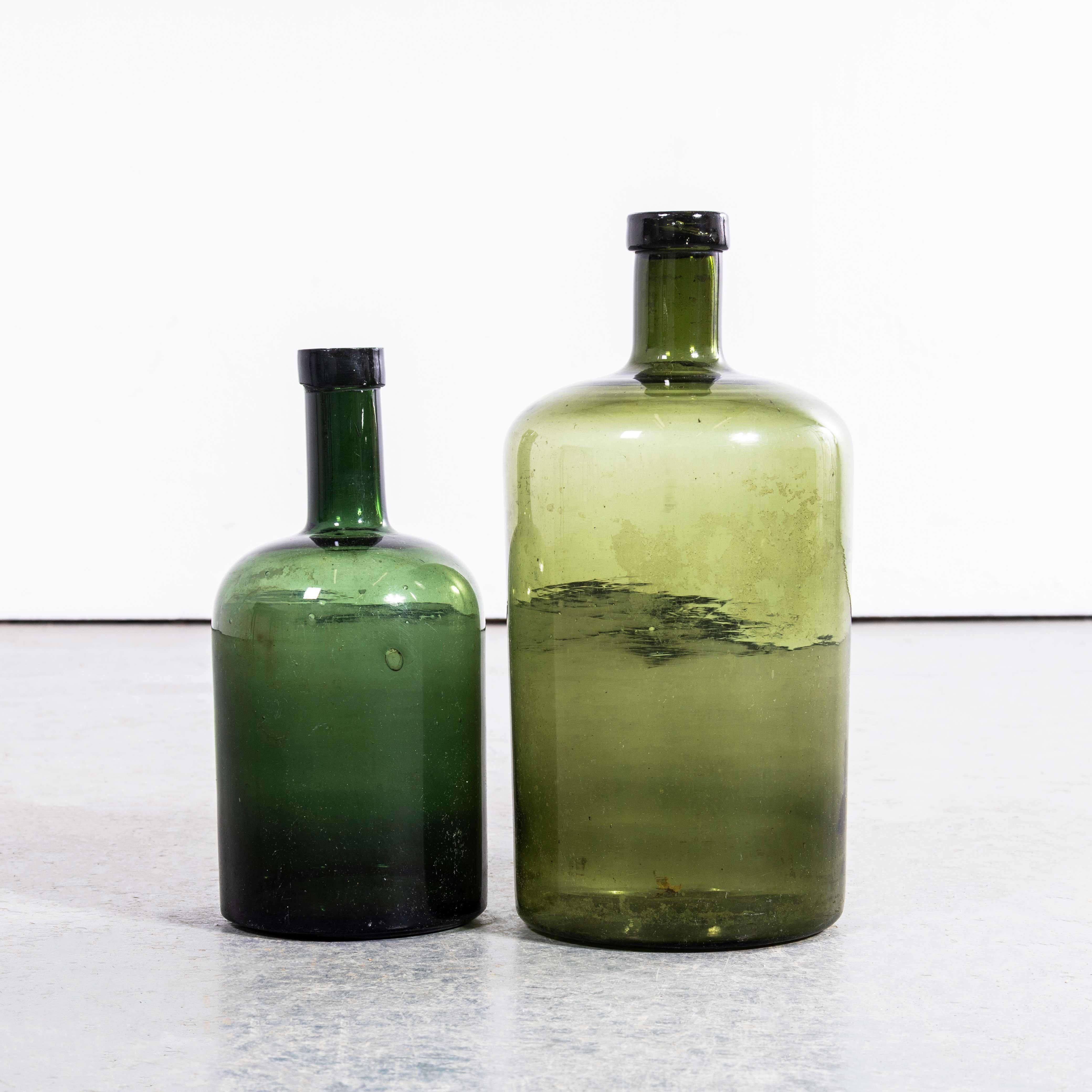 Damigiane francesi d'epoca in vetro verde scuro - Coppia. 

Una coppia di damigiane in vetro soffiato a bocca utilizzate come contenitori tradizionali principalmente per la conservazione e il trasporto del vino. Queste damigiane sono state pulite