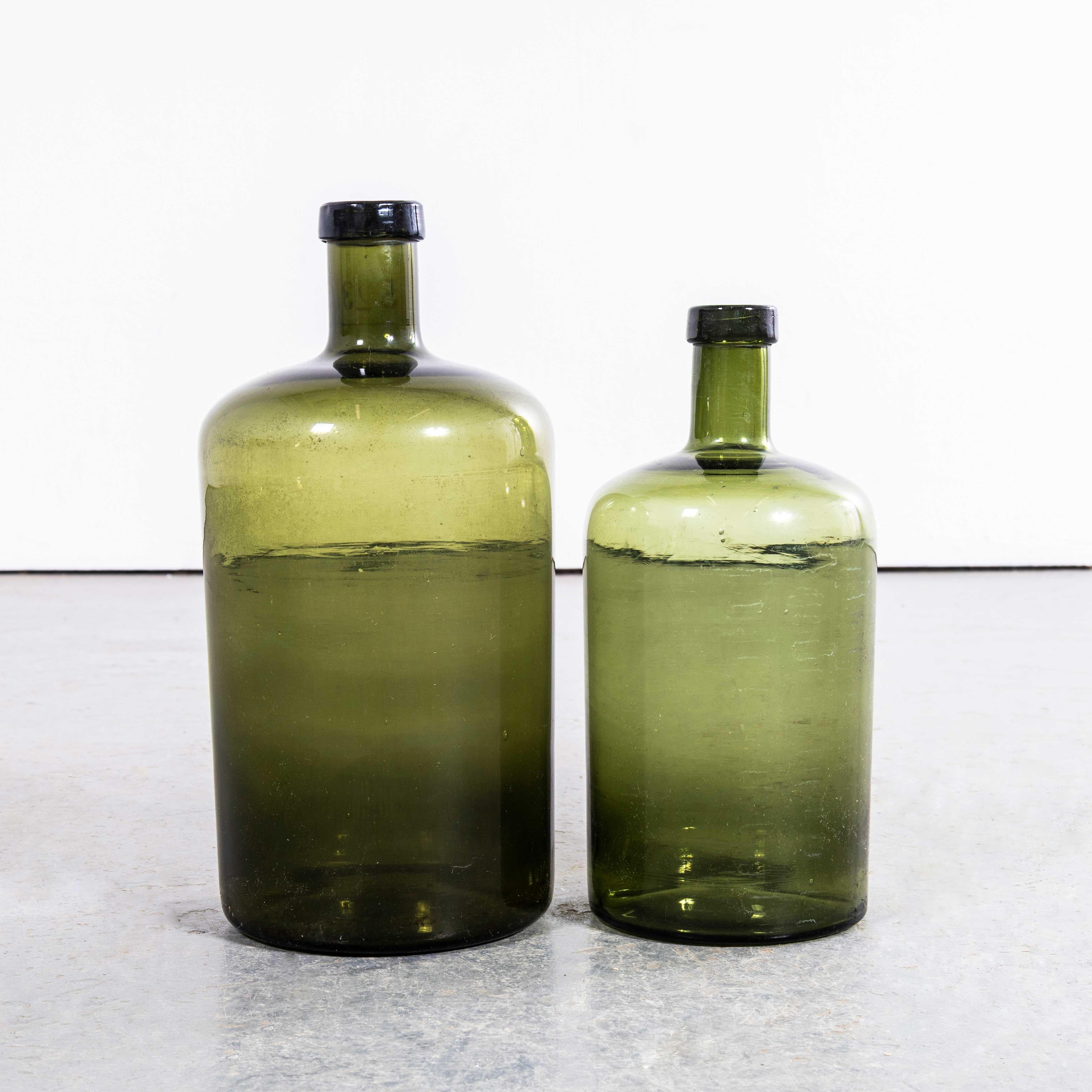 Damigiane francesi d'epoca in vetro verde scuro - Coppia. 

Una coppia di damigiane in vetro soffiato a bocca utilizzate come contenitori tradizionali principalmente per la conservazione e il trasporto del vino. Queste damigiane sono state pulite
