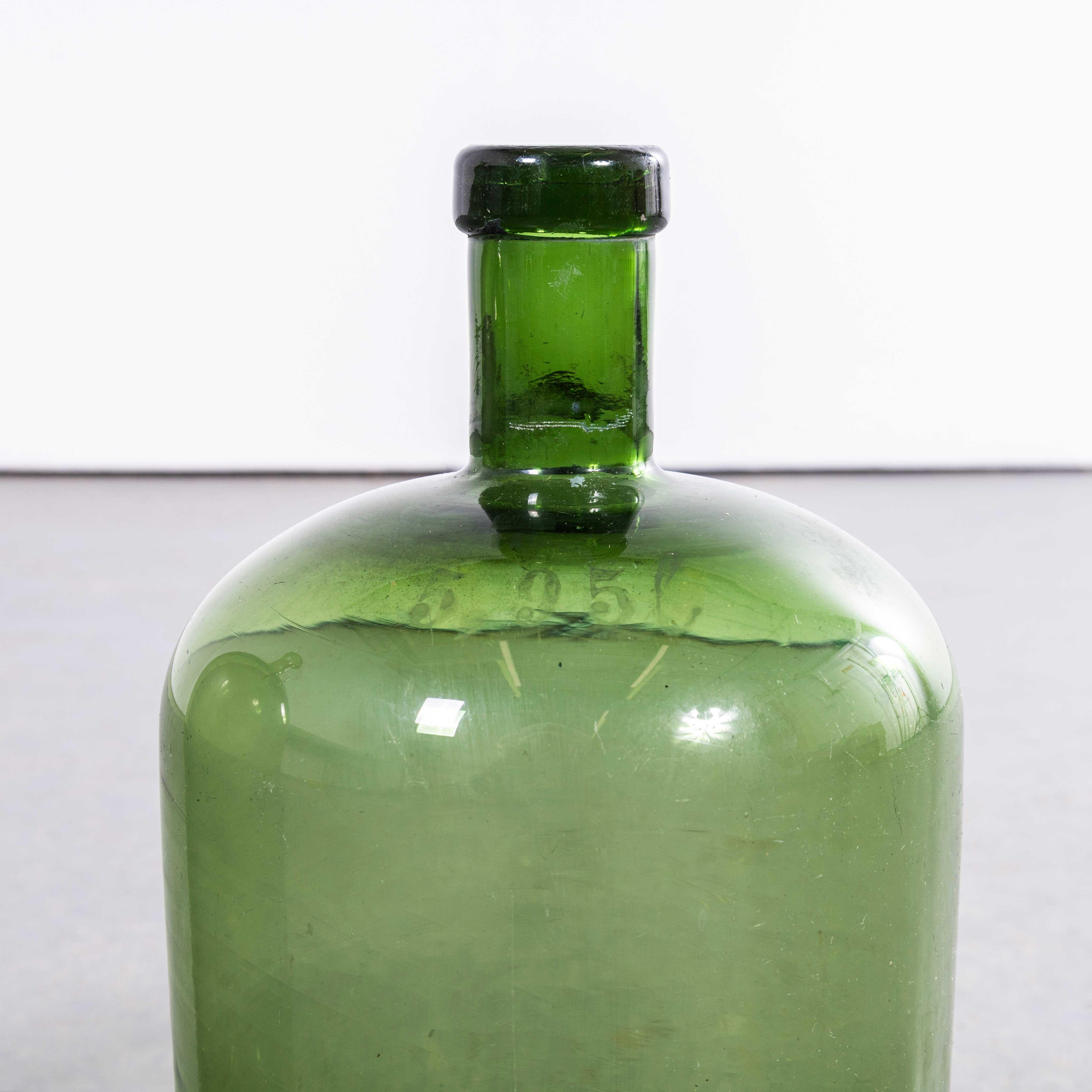 Damigiane francesi d'epoca in vetro verde scuro e verde - Coppia. 

Una coppia di damigiane in vetro soffiato a bocca utilizzate come contenitori tradizionali principalmente per la conservazione e il trasporto del vino. Queste damigiane sono state