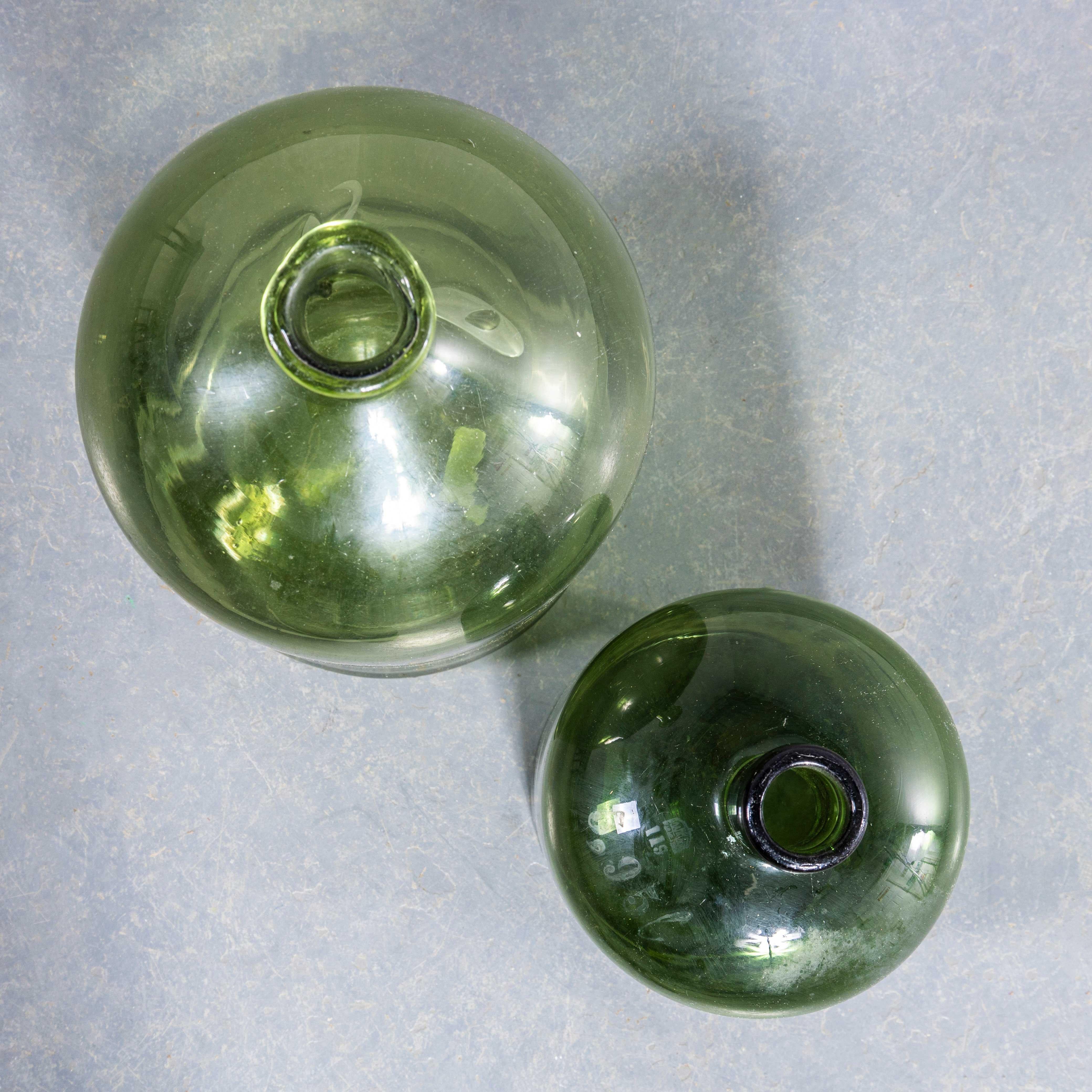 XX secolo Damigiane francesi d'epoca in vetro verde scuro e verde - Coppia in vendita