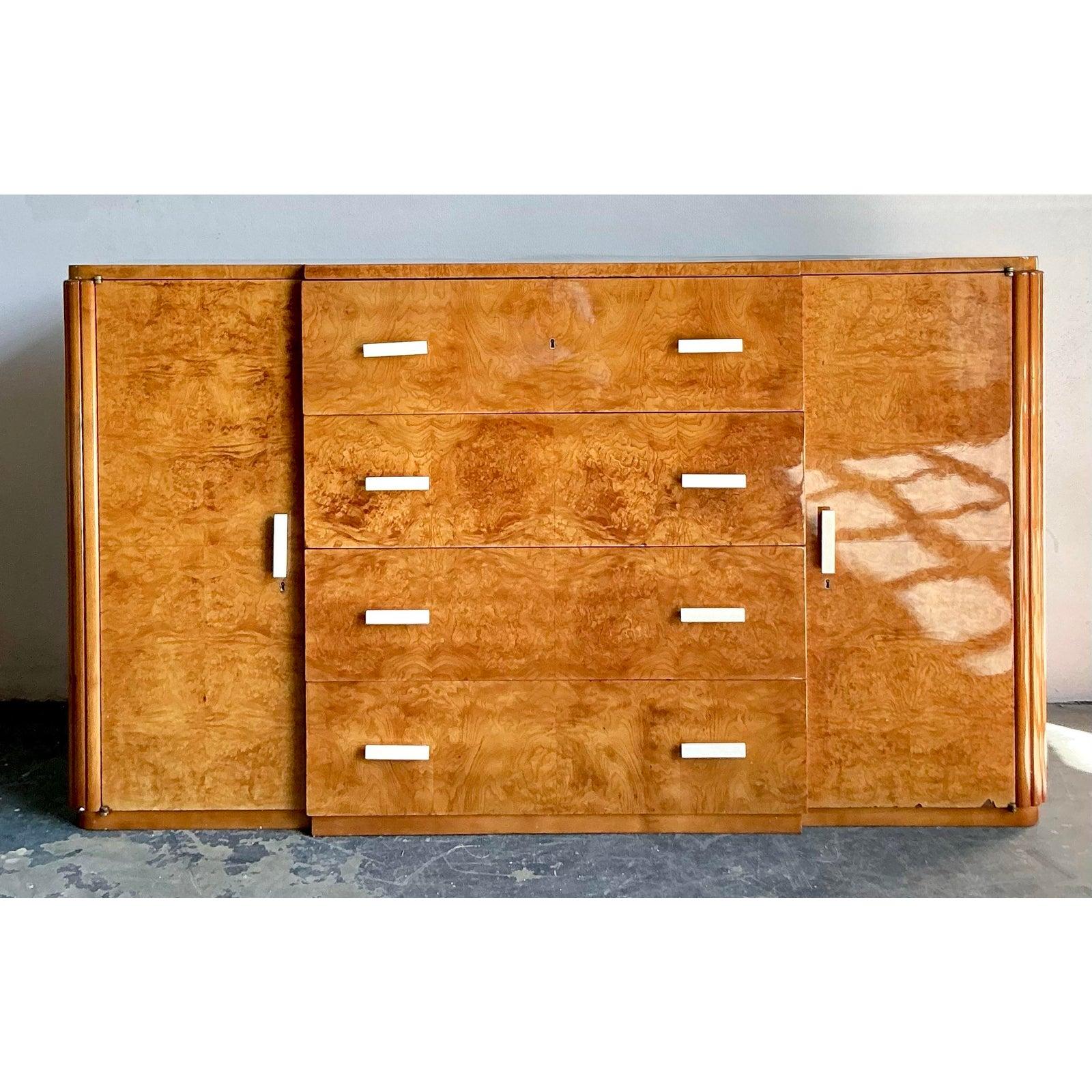 Este llamativo aparador Art Decó francés muestra la refinada elegancia y la artesanía que definen la era del diseño de los años 30. Envuelto en una chapa de madera burl bellamente labrada, su acabado rico y brillante resalta el lujoso movimiento de
