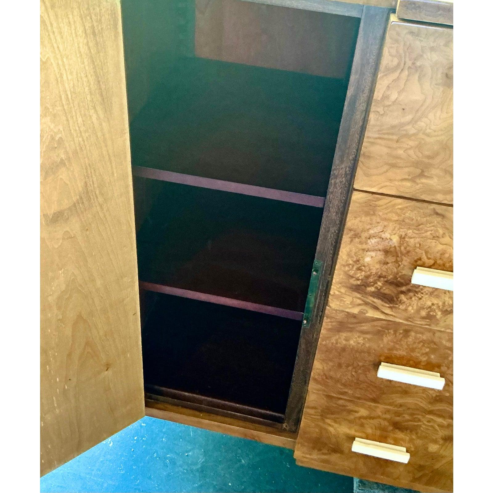 Credenza Vintage Francesa Deco De Madera De Burl Con Asas De Hueso Art Decó en venta