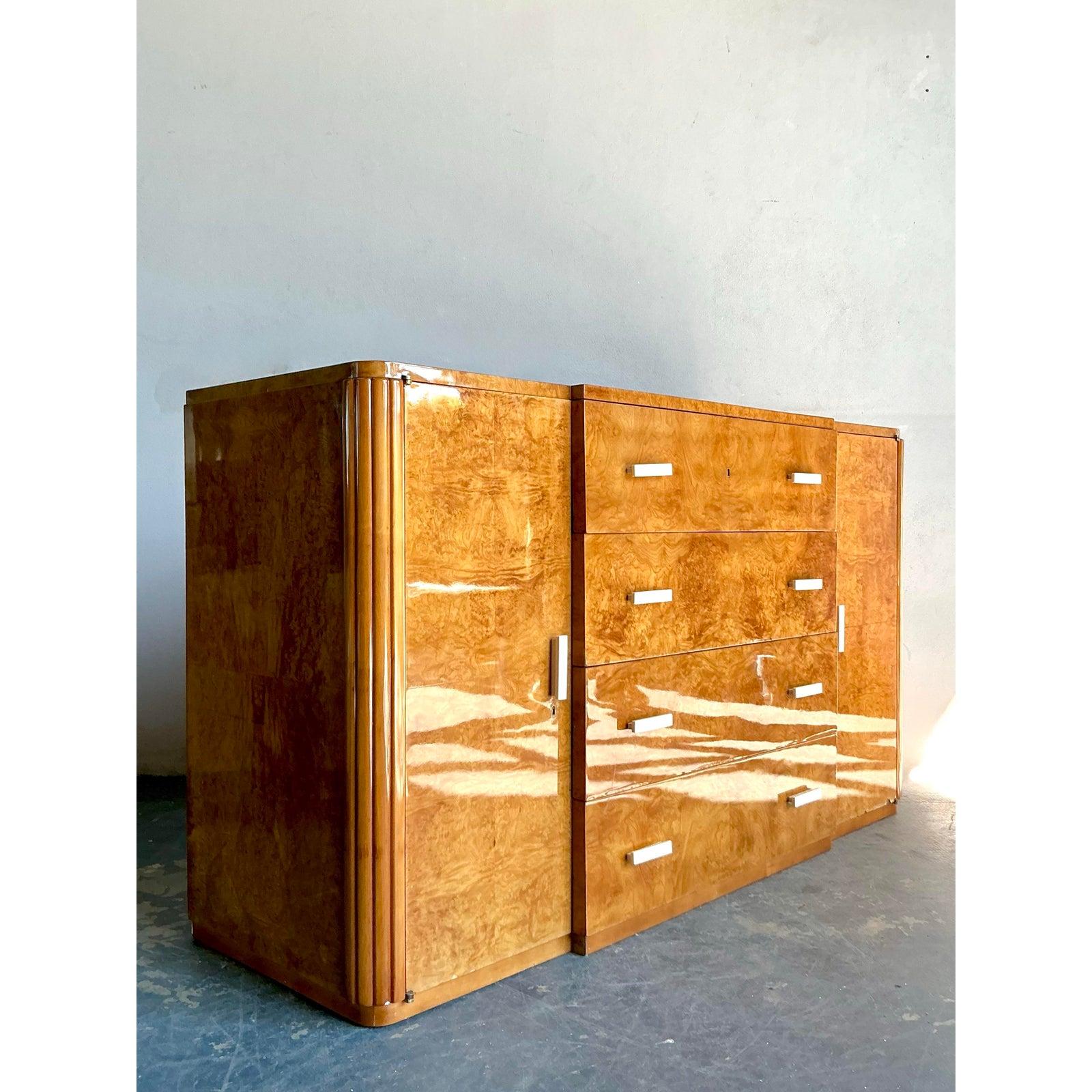 Credenza Vintage Francesa Deco De Madera De Burl Con Asas De Hueso en Bueno estado para la venta en West Palm Beach, FL