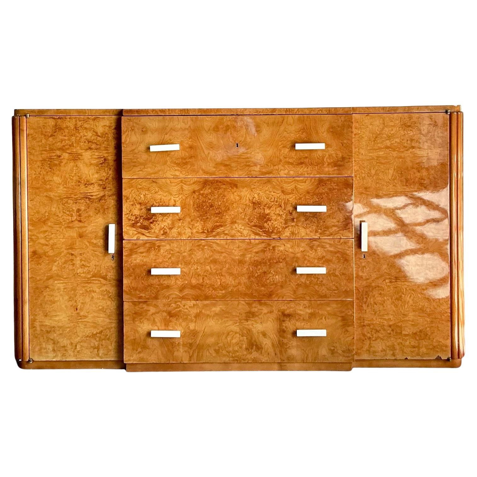 Credenza Vintage Francesa Deco De Madera De Burl Con Asas De Hueso en venta