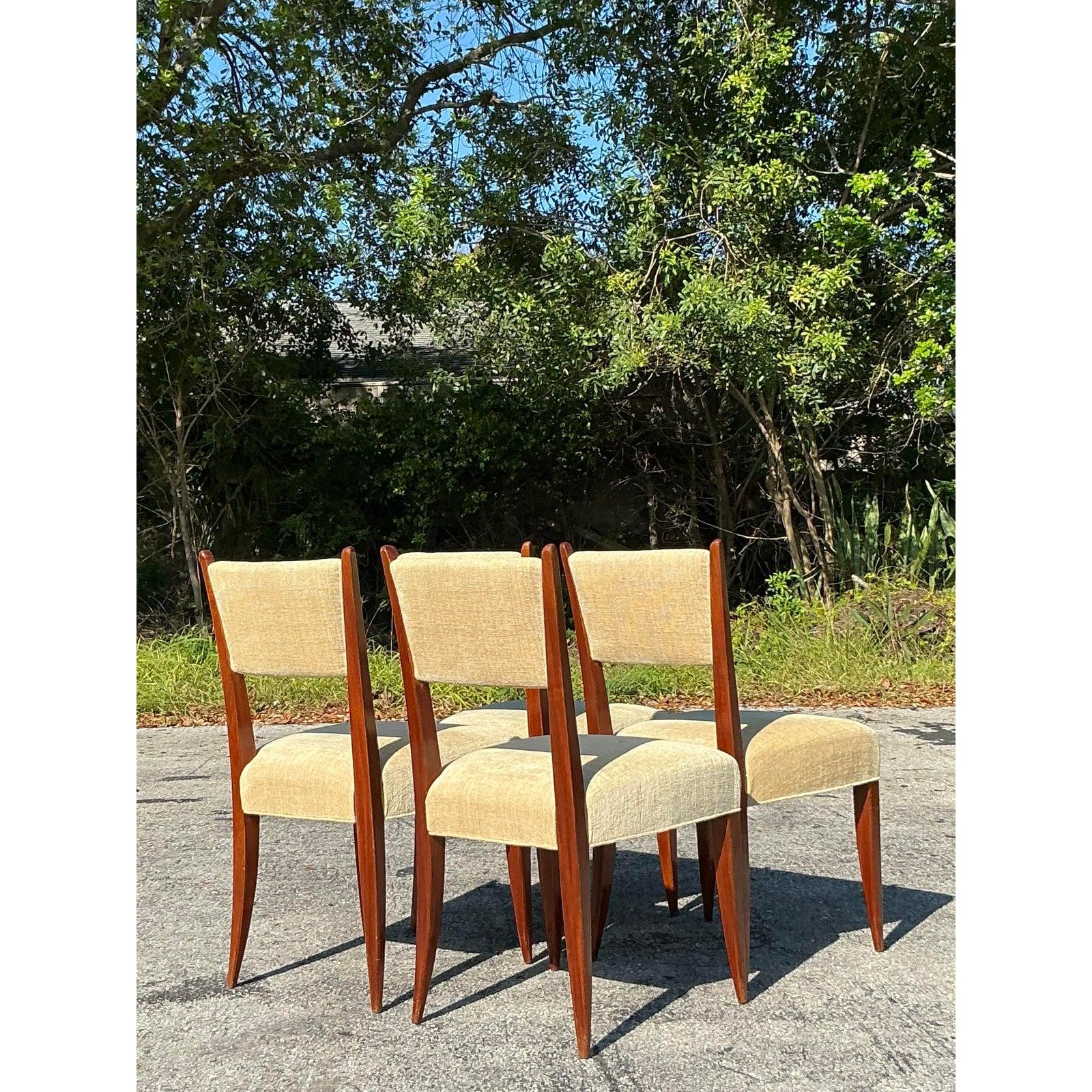 Eleva il tuo spazio da pranzo con questo squisito set di quattro sedie da pranzo vintage French Deco. Con una silhouette elegante, gambe graziosamente ricurve e una struttura elegante e scultorea, queste sedie incarnano la raffinatezza senza tempo