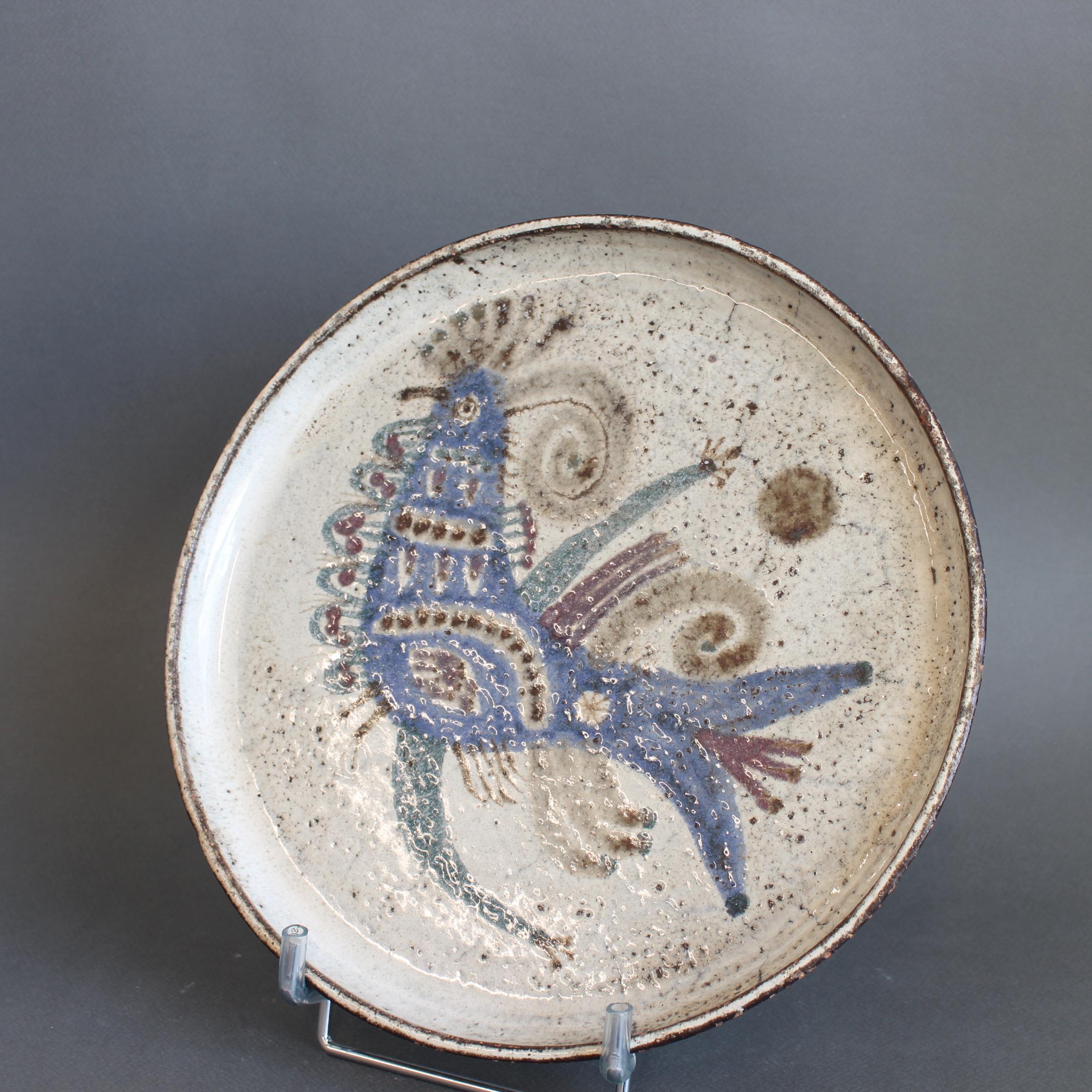Piatto decorativo francese d'epoca in ceramica di Le Mûrier (circa anni '60). Un classico piatto da portata con i bordi rialzati è un pezzo di Provenza deliziosamente rustico. Il motivo del coq francese è dipinto a mano al centro in uno dei colori e