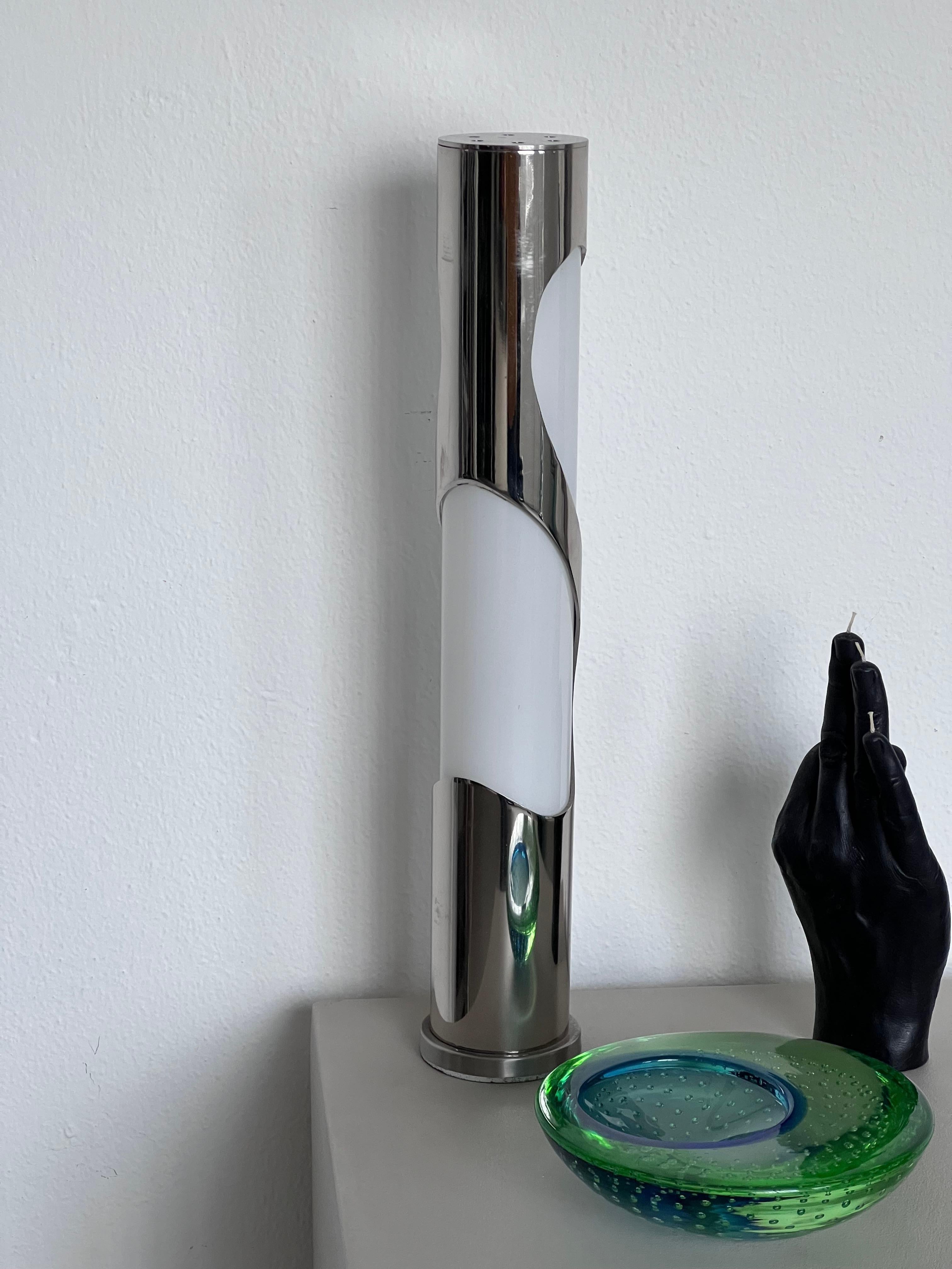 Vintage French decorative Space Age table lamp in chromed metal and glass In Excellent Condition For Sale In Milan, IT