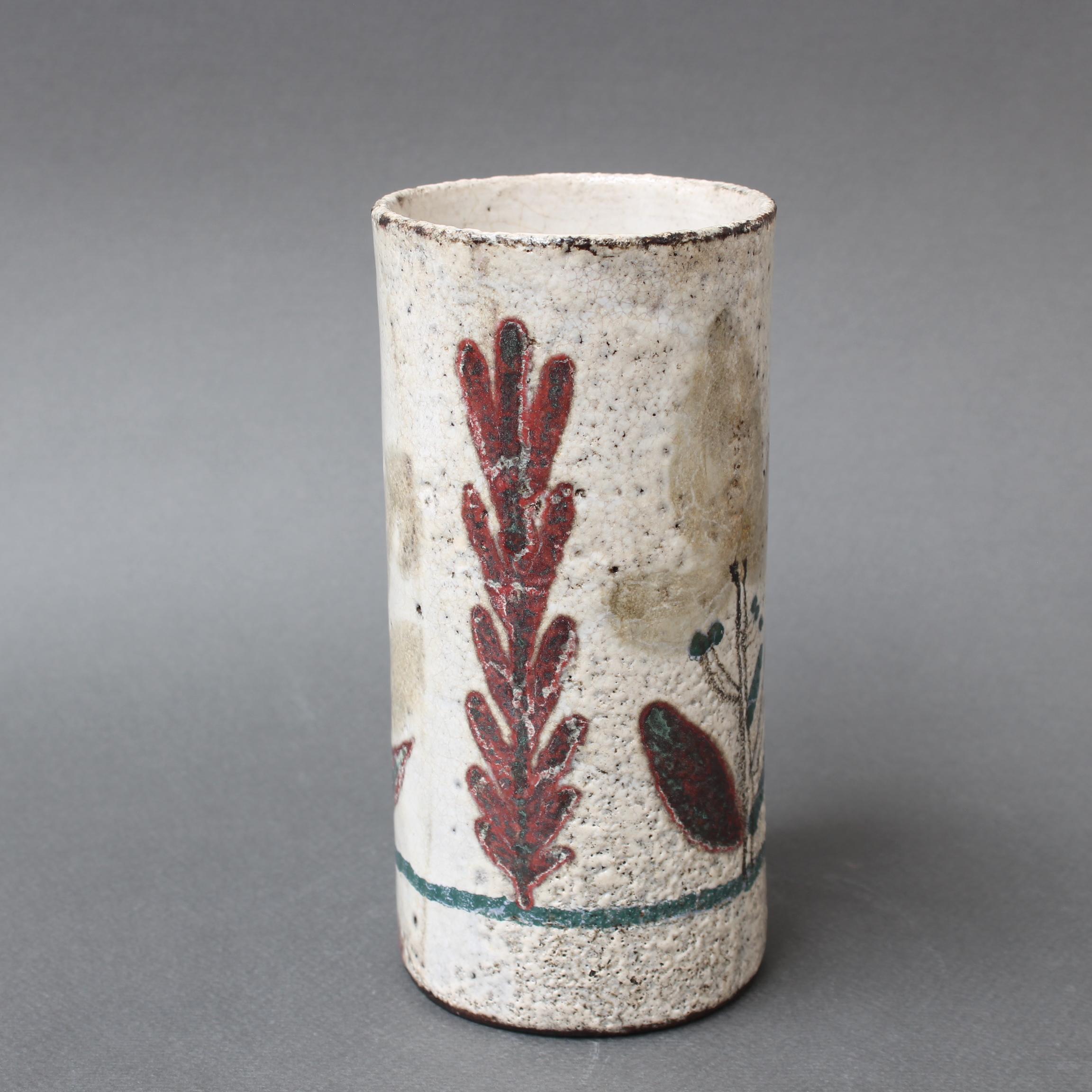 Dekorativer französischer Vintage-Keramikkrug von Gustave Reynaud, Studio Le Mûrier (ca. 1960er Jahre). Ein entzückendes Trinkgefäß (oder vielleicht doch lieber eine kleine Blumenvase?) mit Henkel im unverwechselbaren provenzalischen Stil von Le