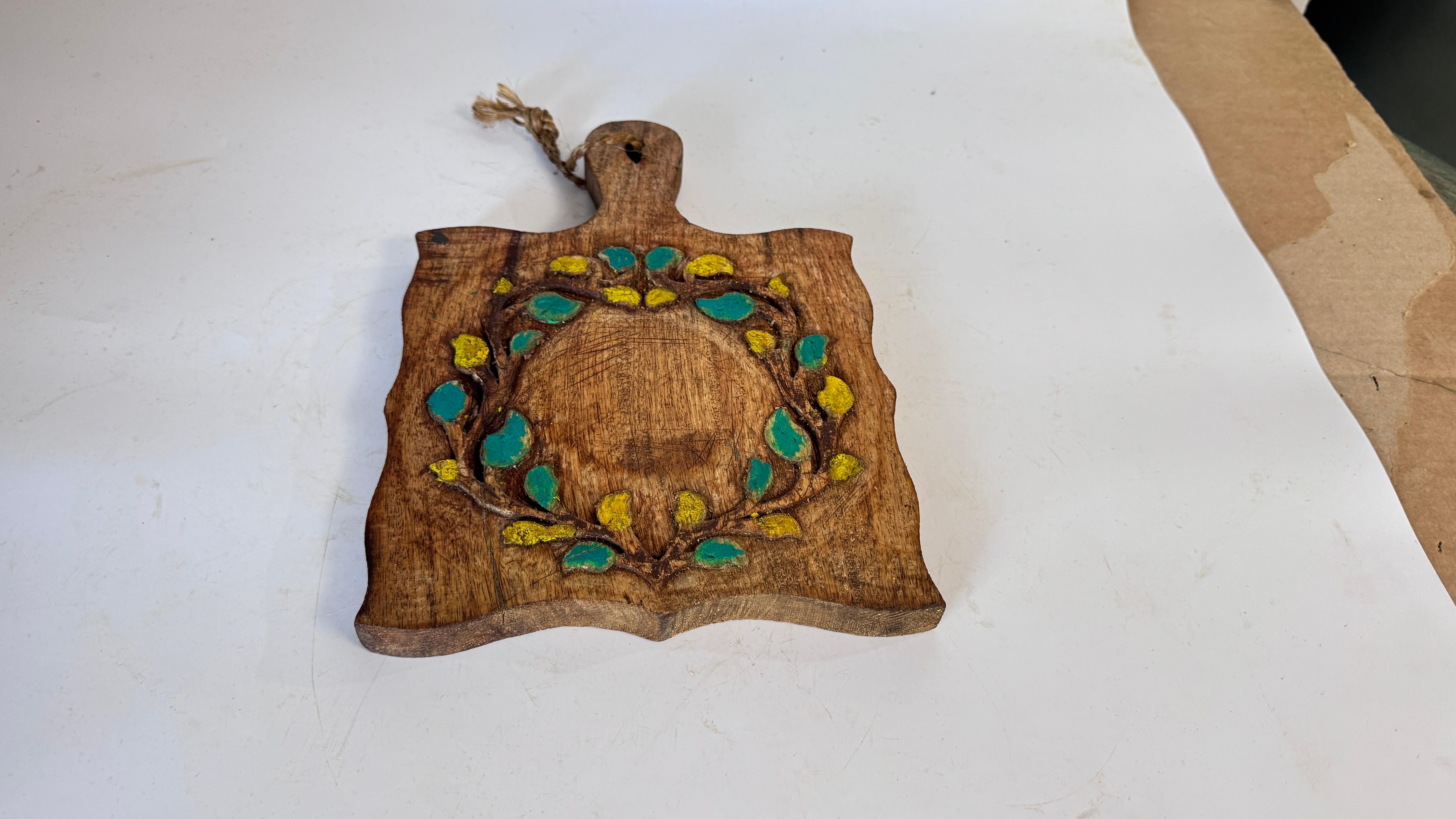 Stile provenzale Tavola decorativa francese d'epoca in legno - Disegno floreale dipinto a mano - Anni '60 in vendita