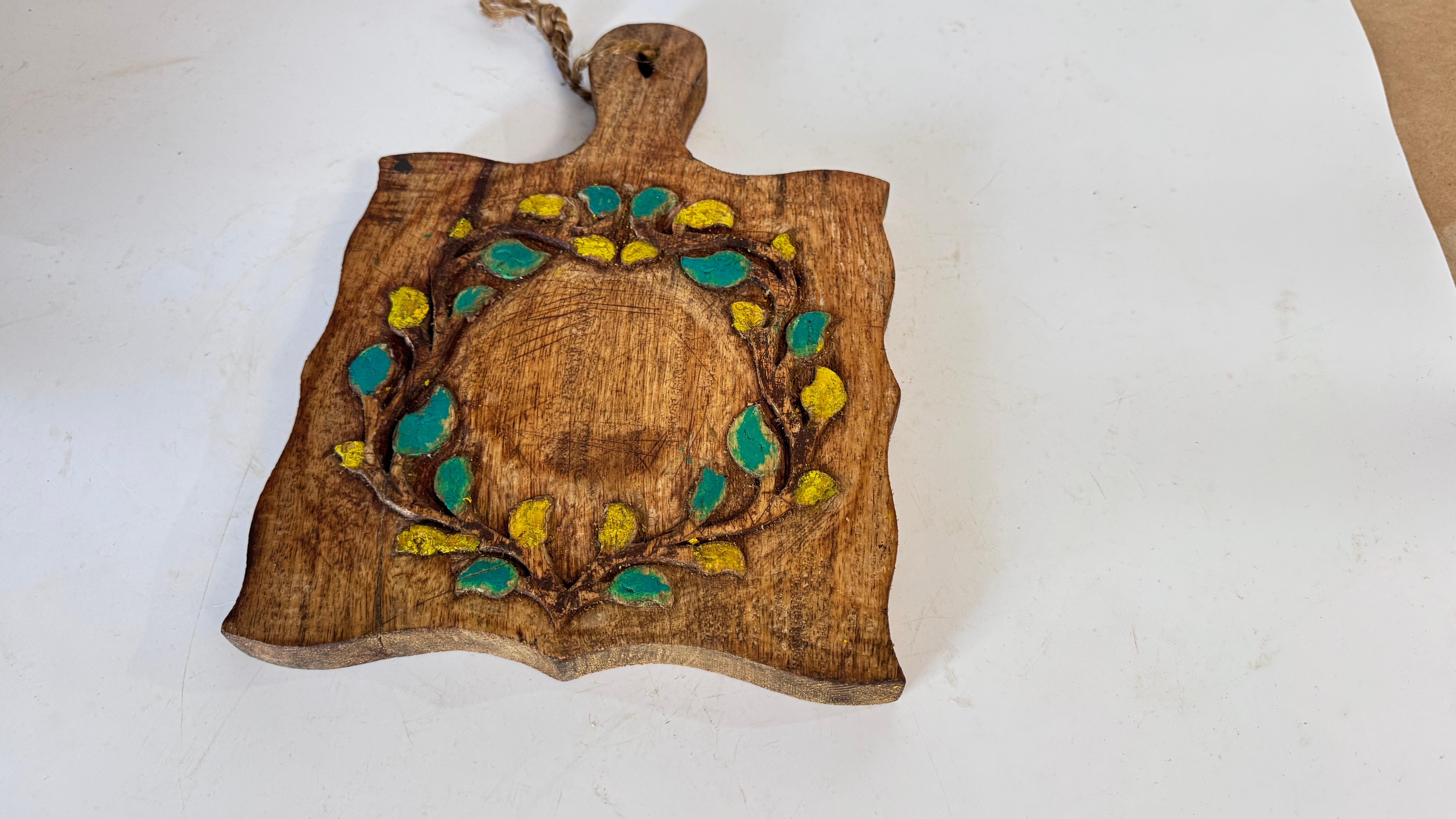 Patinato Tavola decorativa francese d'epoca in legno - Disegno floreale dipinto a mano - Anni '60 in vendita