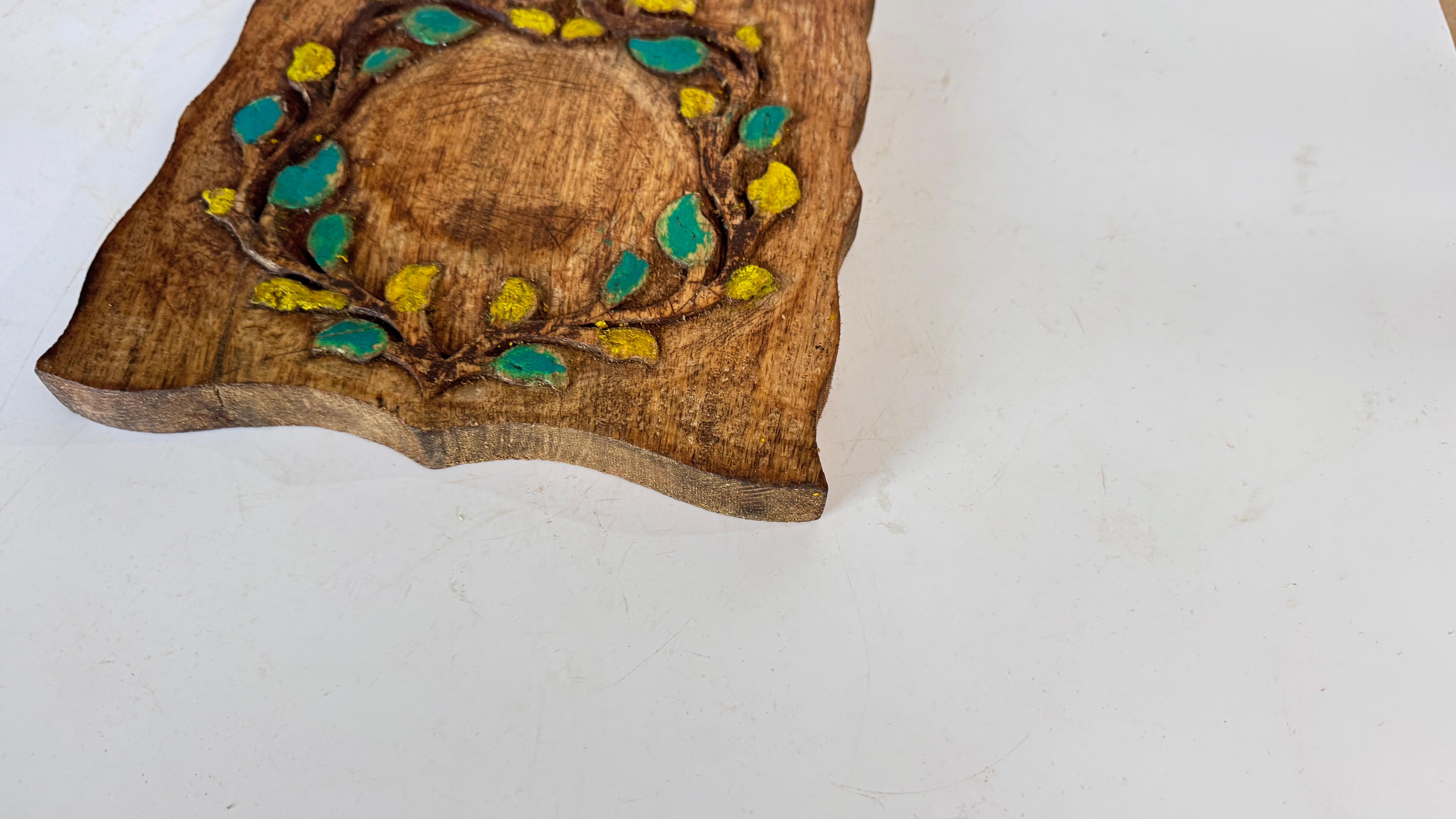 Tavola decorativa francese d'epoca in legno - Disegno floreale dipinto a mano - Anni '60 In condizioni buone in vendita a Auribeau sur Siagne, FR