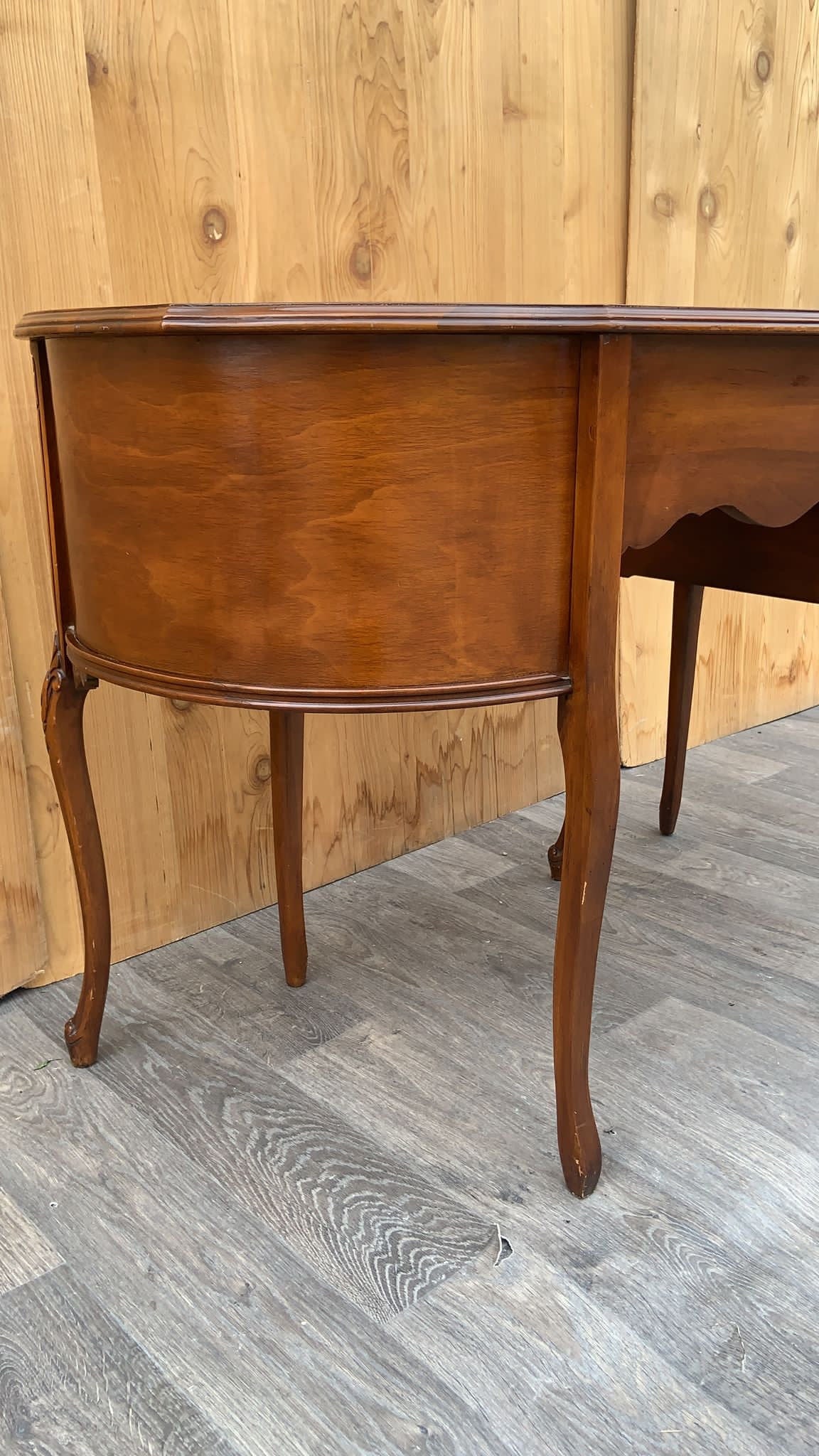 Vintage French Design Kidney Shape Carved Walnut Office Library Desk 

Featuring a charming mahogany & walnut French design small office or library desk in the classic kidney shape. The desk has original brass finish hardware and carved floral &