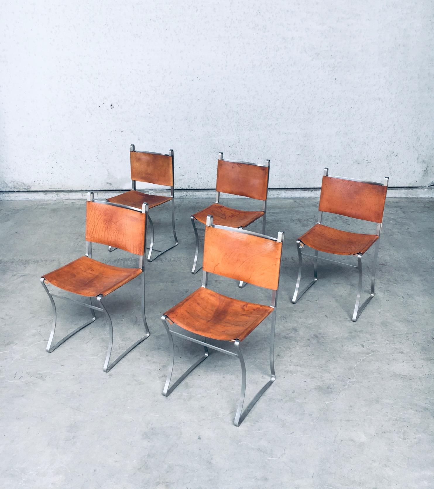 Ensemble de 5 chaises en cuir de conception française vintage, fabriquées en France dans les années 1970. Assise et dossier en cuir épais de selle sur une base en aluminium. Le cuir est maintenu par une corde sur le siège, et rivé sur le dossier. Le