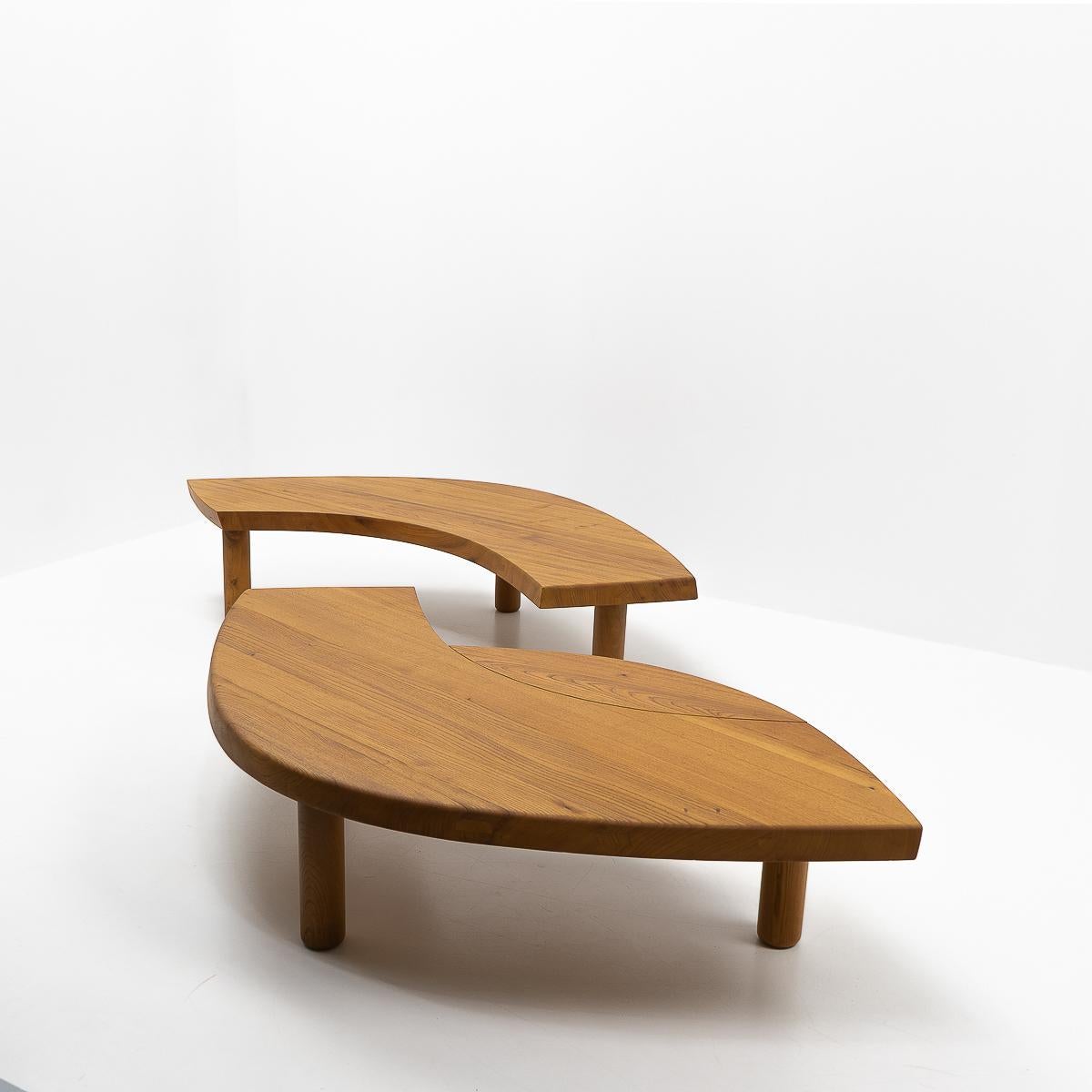 Magnifique table basse originale T22 de forme ovale, conçue par Pierre Chapo : La table est composée de trois parties individuelles, qui peuvent être séparées selon les images.

Comme tous les meubles de Chapo, cette pièce montre un excellent