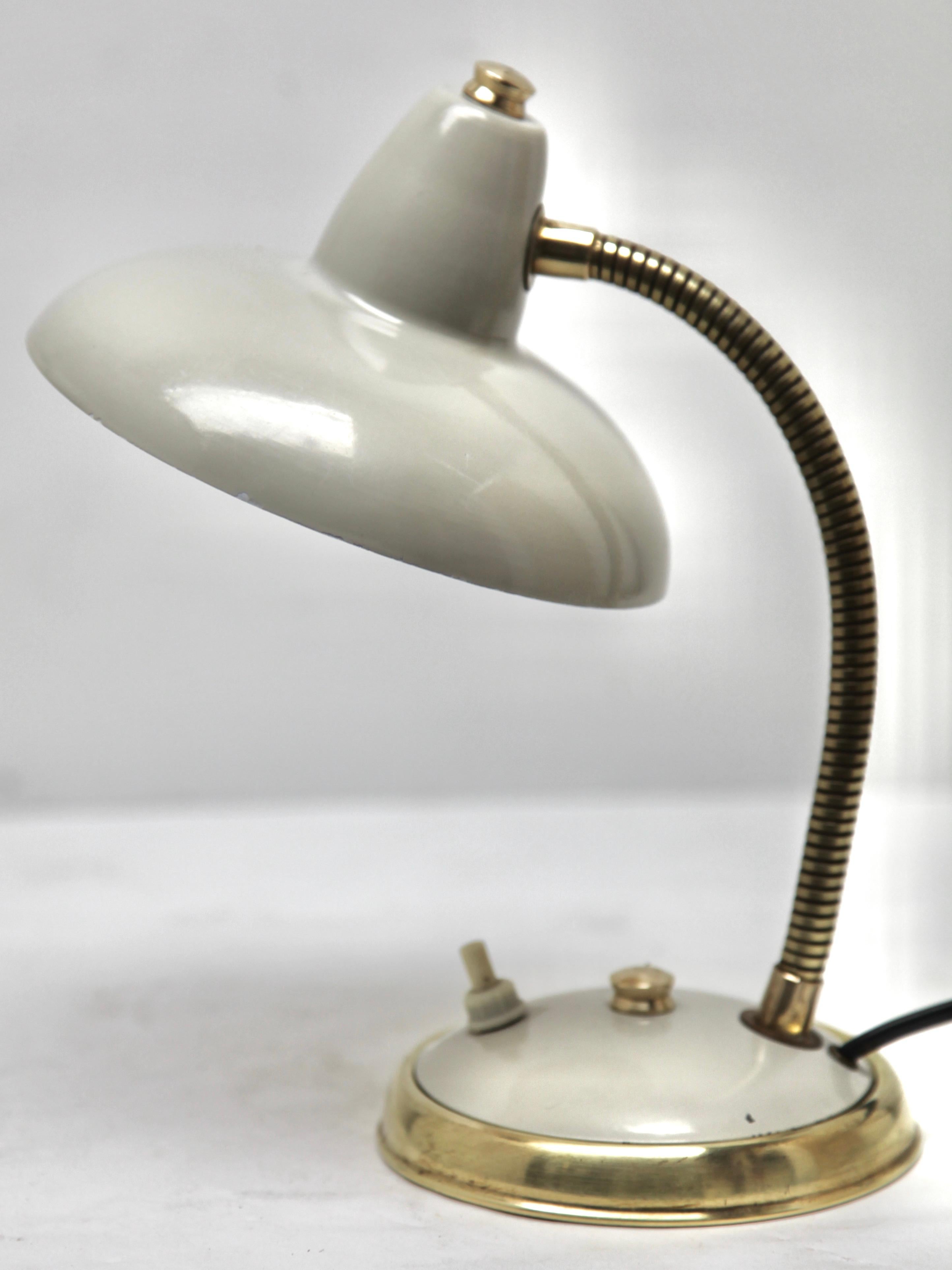 Lampe Aluminor des années 1950 Les lampes sont en très bon état.
Cette adorable lampe vintage peut se poser, sur un bureau, une table de chevet, un bout de canapé etc. Il est orientable à partir de son réflecteur et sa hauteur peut être réglée.