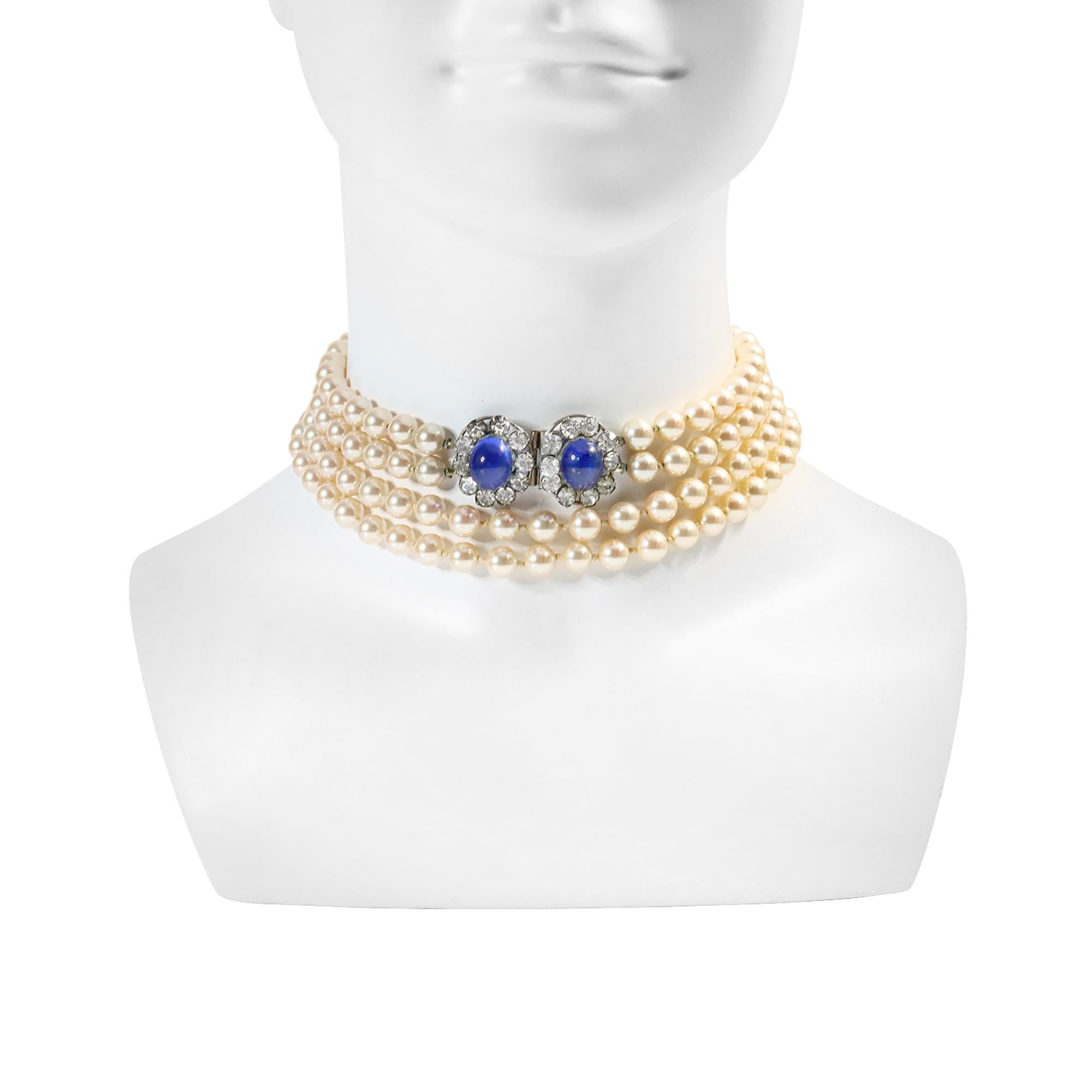 Collar largo francés vintage de diamantes y perlas de imitación.  Los dos cierres están formados por cabujones azules rodeados de cristales y unidos por dos largas filas de perlas de imitación pesadas con doble nudo.  Miden 29 y 30 pulgadas,