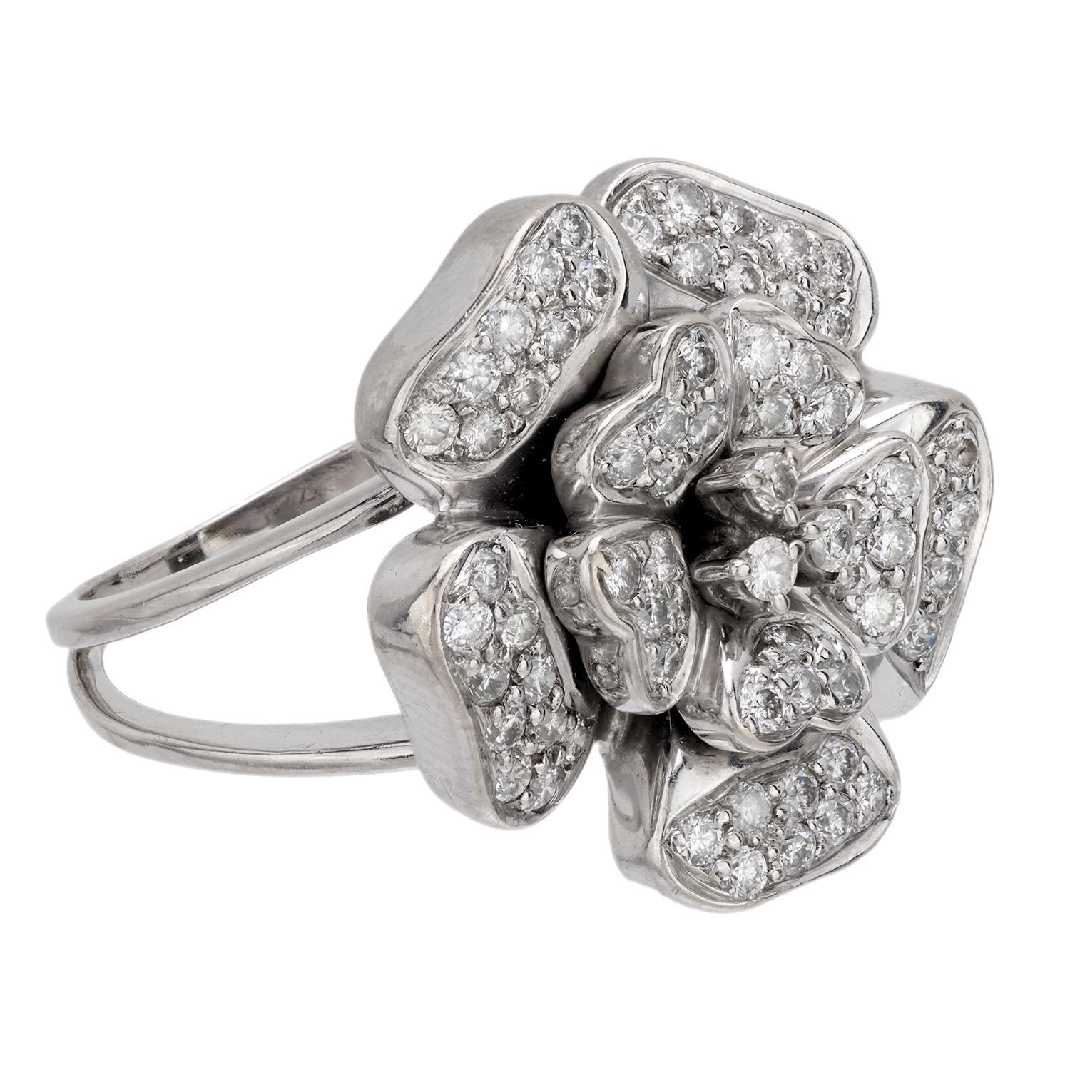 Moderno Anello francese d'epoca con diamante e oro bianco 18 carati a forma di fiore in vendita