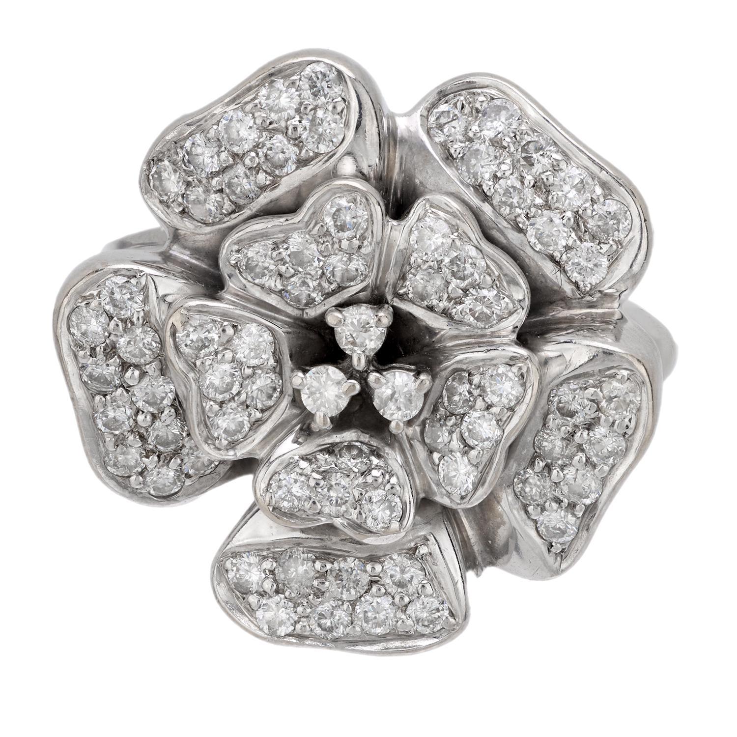 Anello francese d'epoca con diamante e oro bianco 18 carati a forma di fiore In condizioni buone in vendita a Beverly Hills, CA
