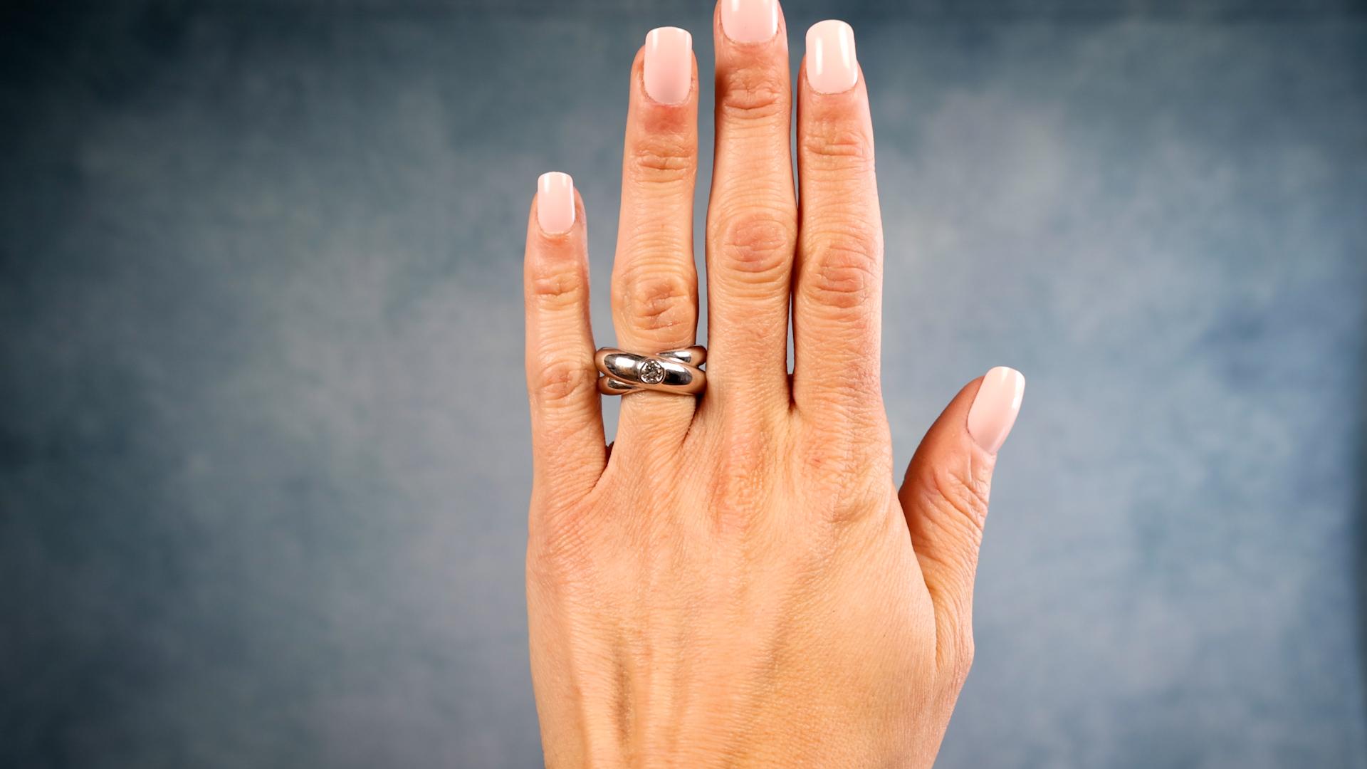 Ein Vintage By Französisch Diamant 18k Weißgold Ring. Mit einem runden Diamanten im Brillantschliff von ca. 0,25 Karat, Farbe H, Reinheit VS1. Gefertigt aus 18 Karat Weißgold mit französischen Punzen. Circa 1990. Der Ring ist eine Größe 9 ¼ und kann