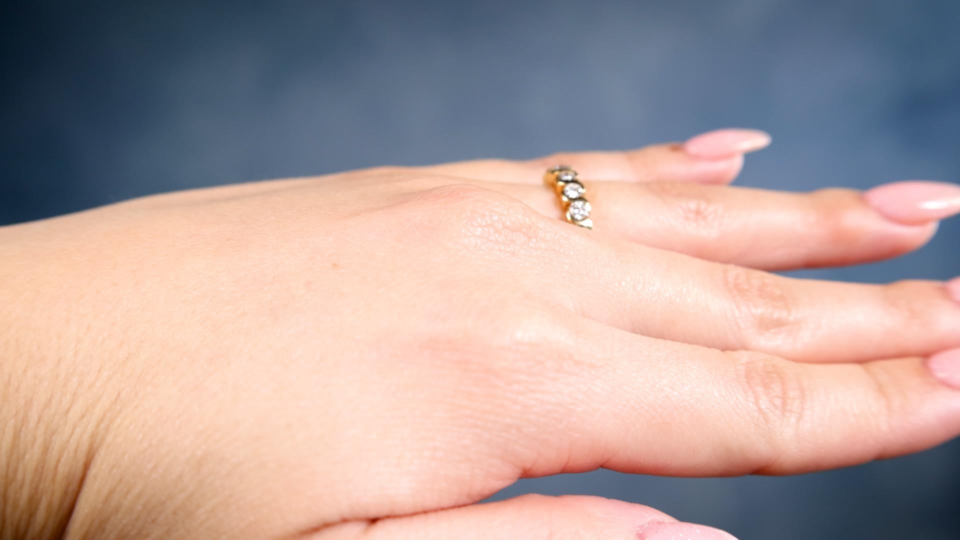 Französischer Halb-Eternity-Ring aus 18 Karat Gelbgold mit Diamanten im Zustand „Gut“ in Beverly Hills, CA