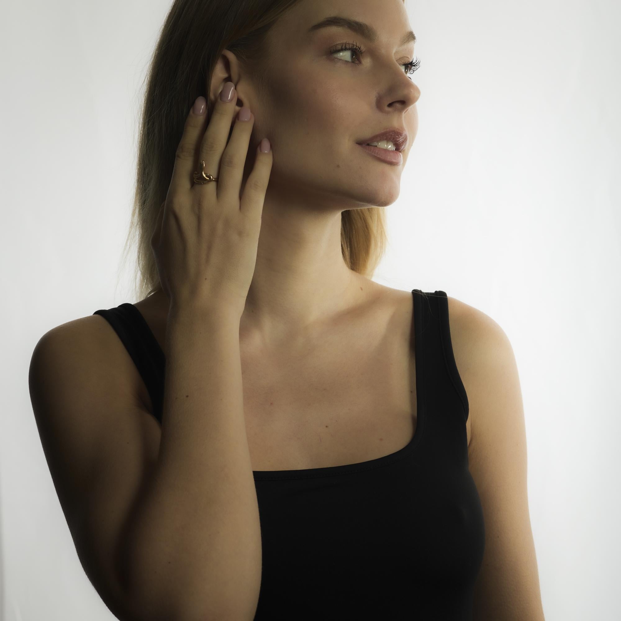 Ein schicker französischer Ring im Vintage-Stil der 1970er Jahre aus 18-karätigem Gelbgold, besetzt mit zehn funkelnden runden Diamanten im Brillantschliff für einen raffinierten und zeitlosen Touch von Eleganz.