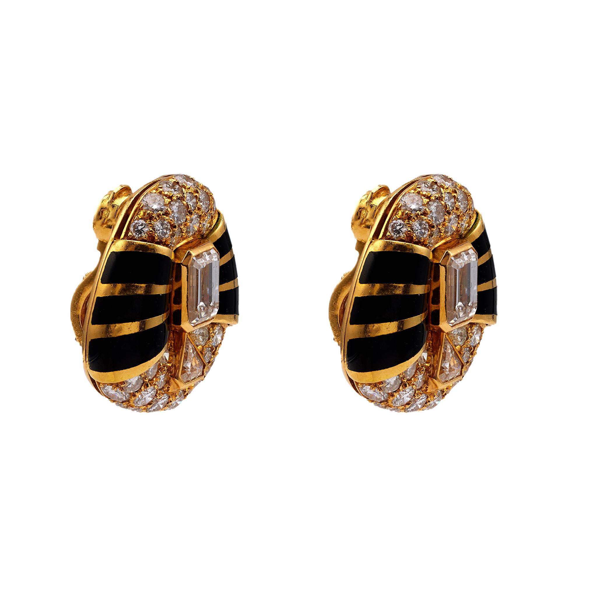 Women's or Men's Vintage French Diamond and Enamel 18k Yellow Gold Clip on Earrings For Sale