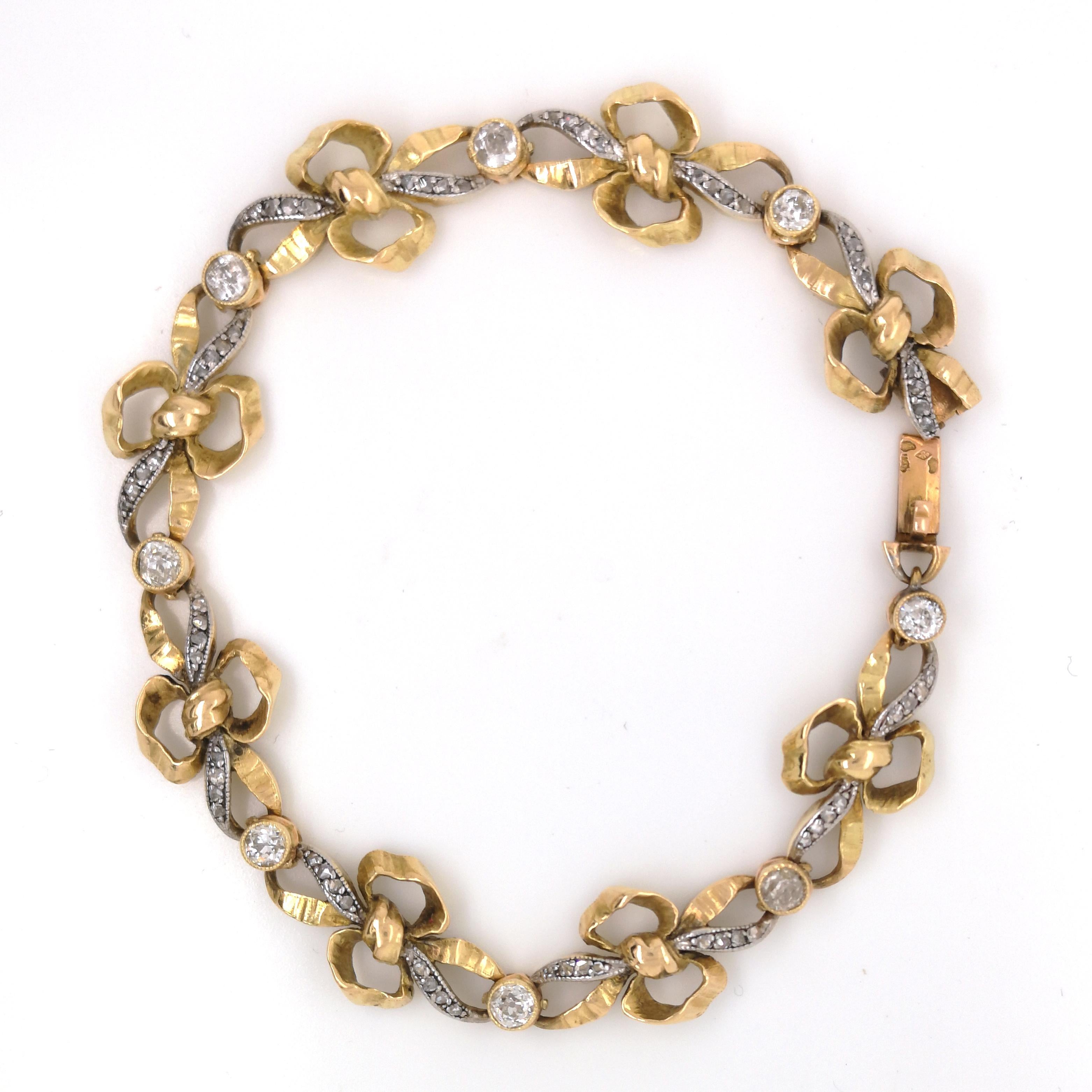 Ein Vintage, Französisch, Gold und Diamanten Bogen Armband, kompromittiert sieben Bögen, die jeweils mit Rosenschliff Diamanten, in Silber, millegrain eingefasst, Korn-Einstellungen, getrennt durch alte Diamanten reiben über-Set-Glieder, mit einem