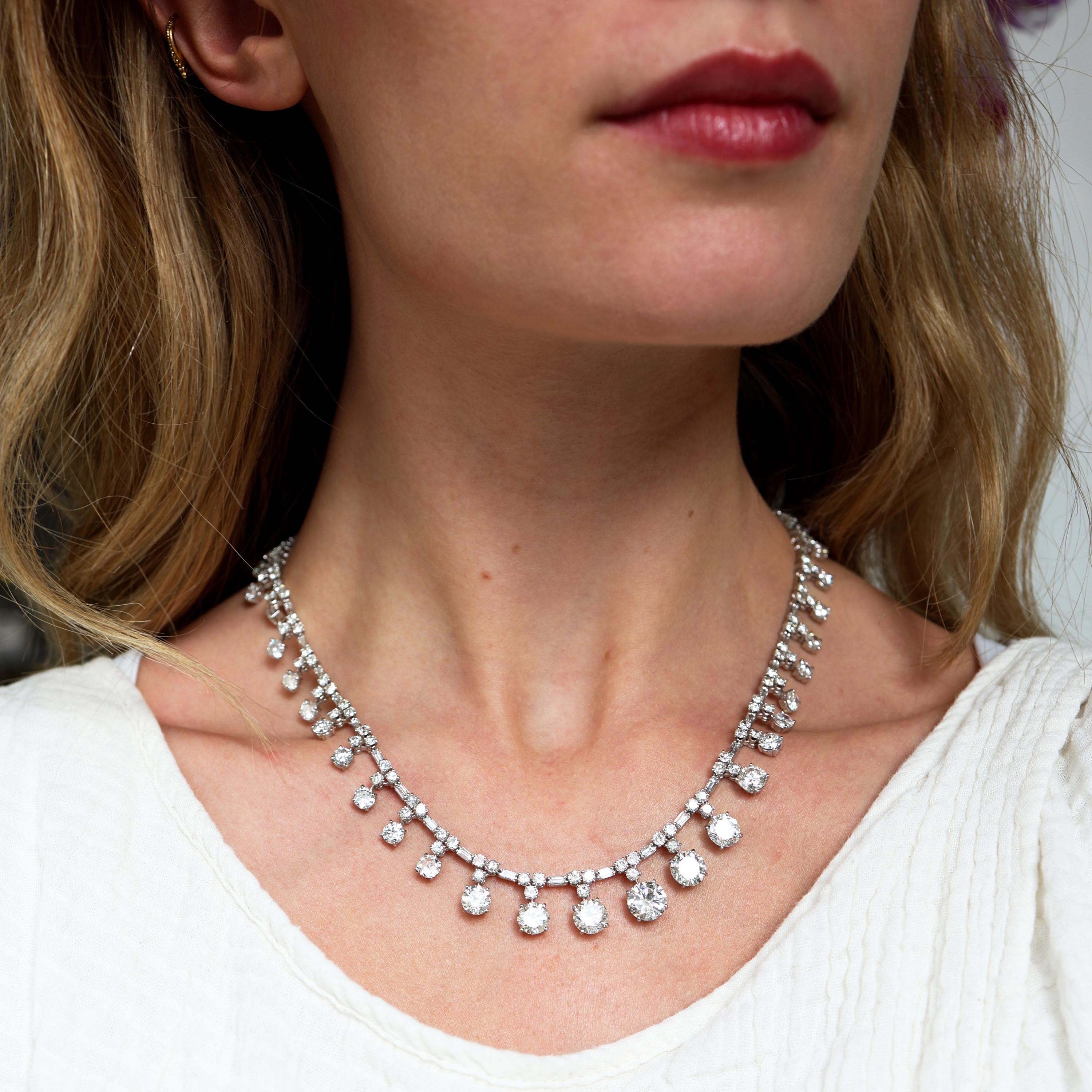 Taglio brillante Collana Riviére francese d'epoca con diamanti e platino, 37,84 carati, Circa 1950 in vendita