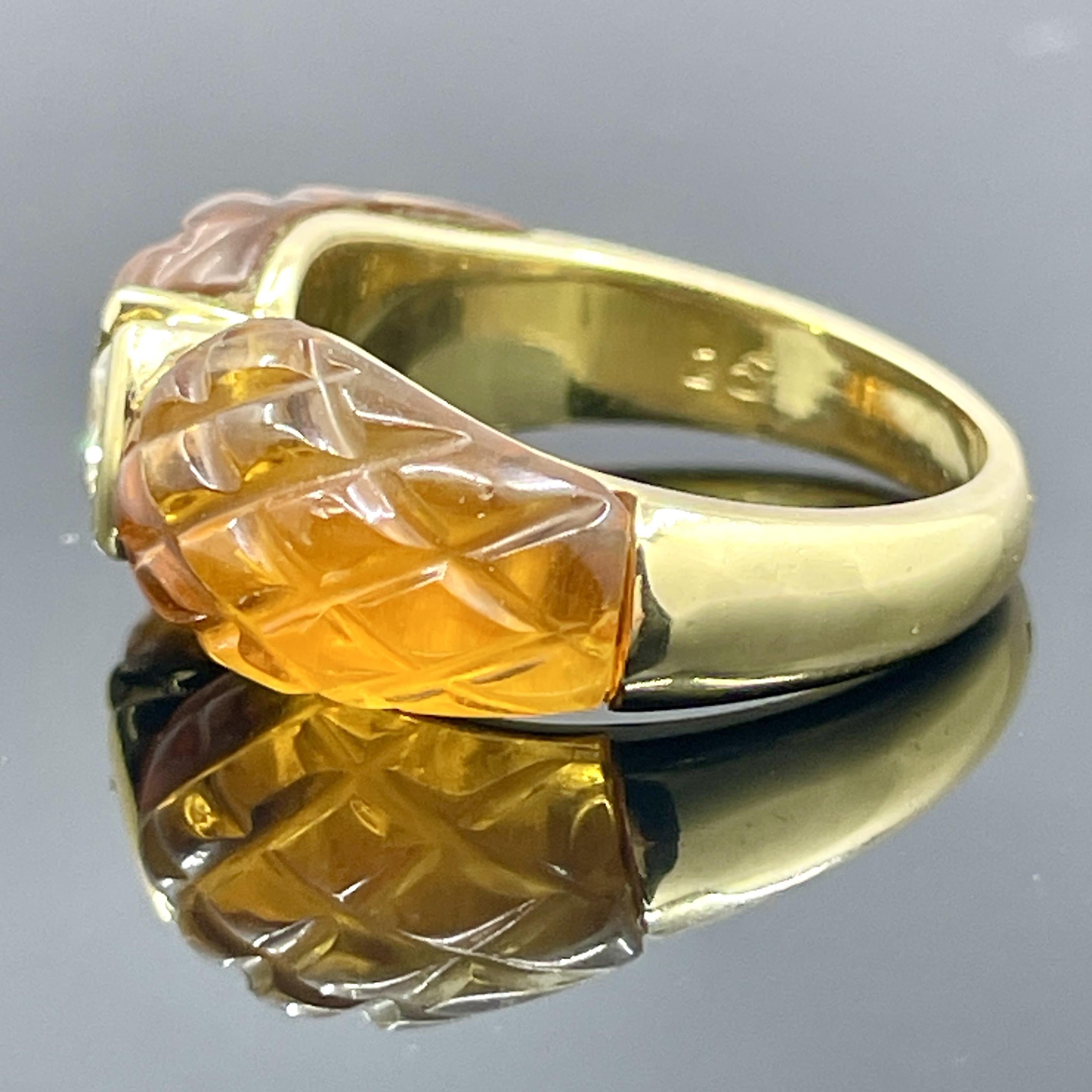 Anello francese d'epoca in oro giallo 18 carati con diamanti e citrino intagliato - F/VS1, 8.4g, misura 6

Realizzato in ricco oro giallo 18 carati, presenta un gioco di luce tra un raffinato diamante bianco e luminosi cabochon di citrino