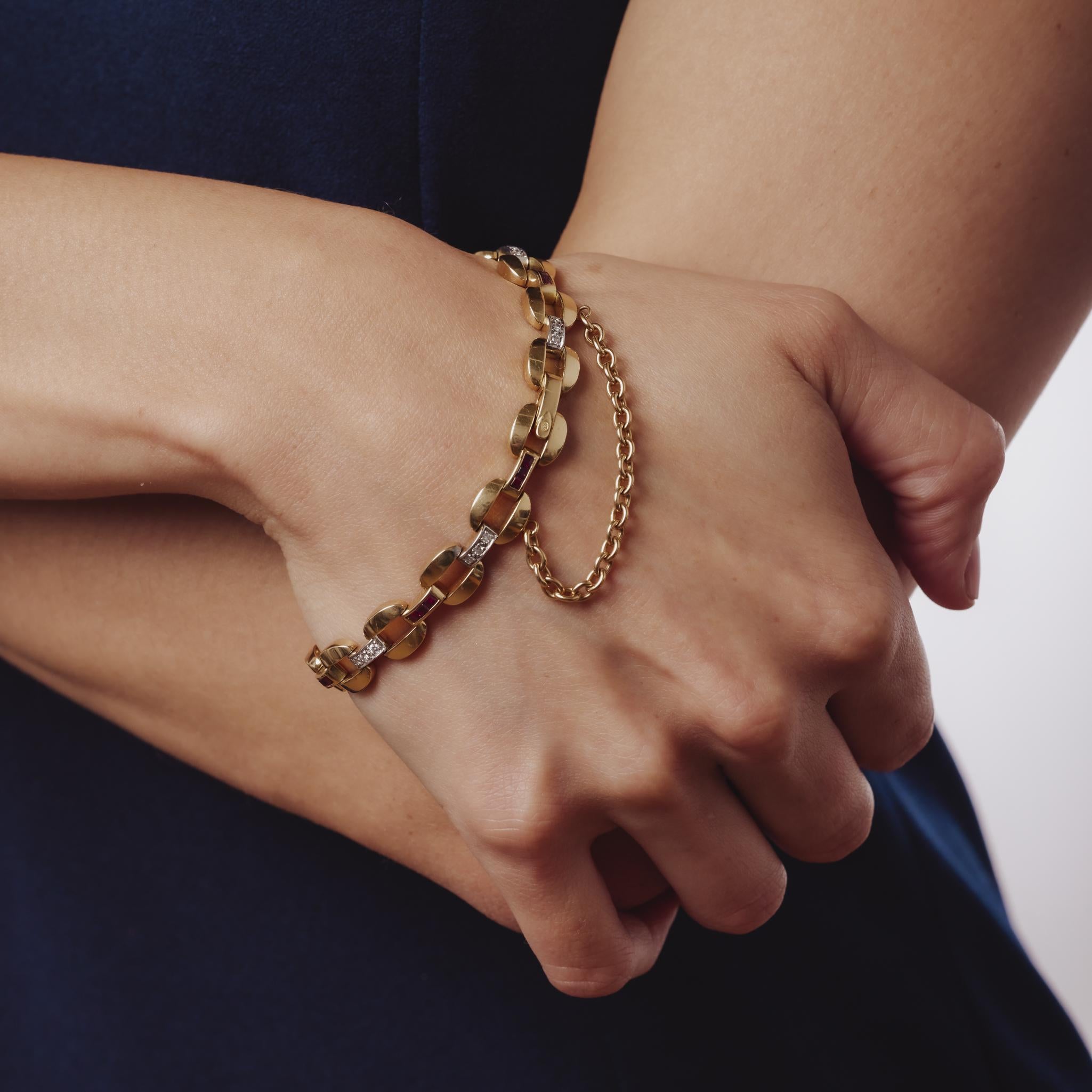 Taille brillant Bracelet vintage français en or jaune 18k diamant rubis en vente